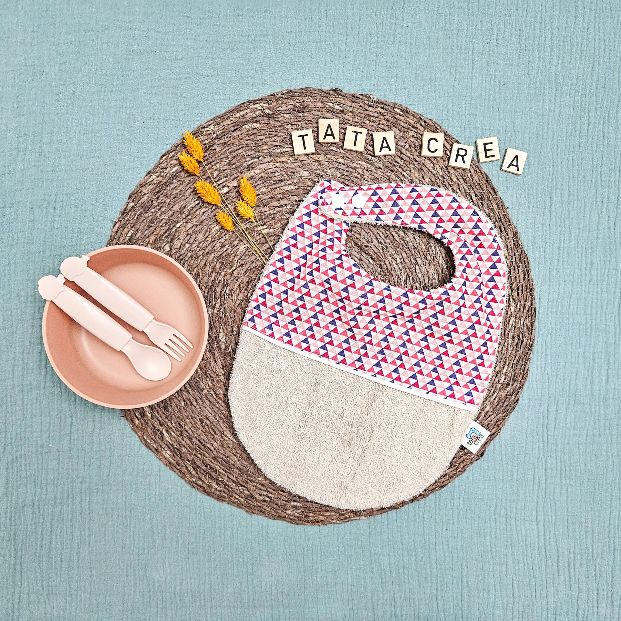 Bavoirs bébé (4 mois et plus). Coton à motifs "minis triangles roses", liseré intermédiaire blanc, éponge crème – modèle Tata Créa