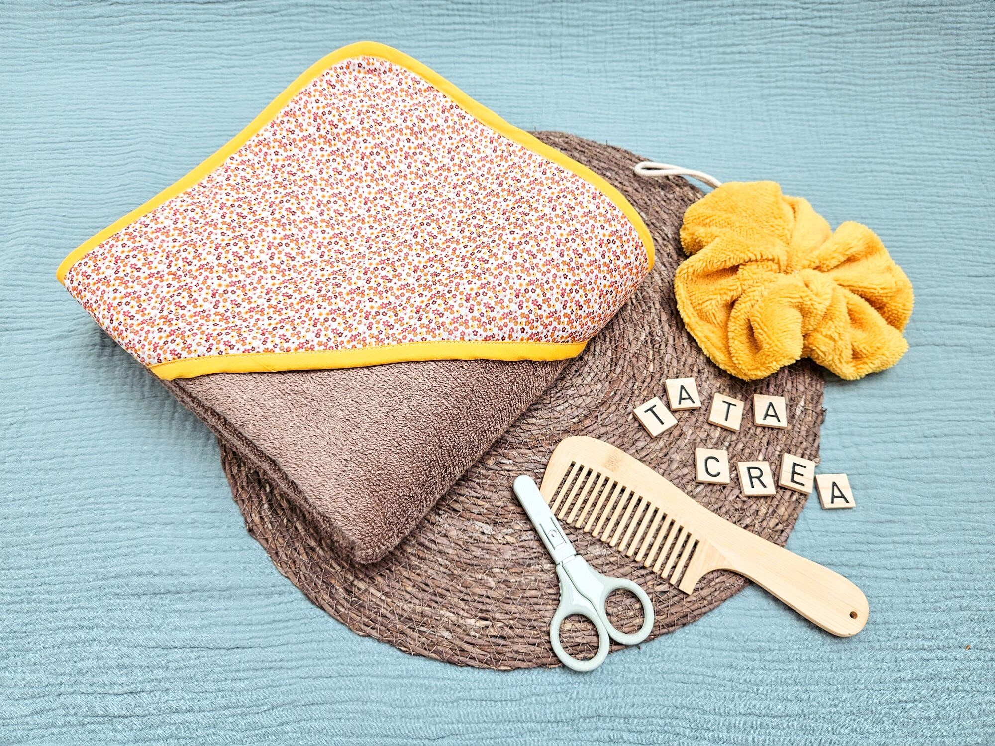 Cape de bain grand format - modèle tata créa. Coton à motifs "Fleurs orange", biais jaune, éponge marron, en attente de personnalisation.