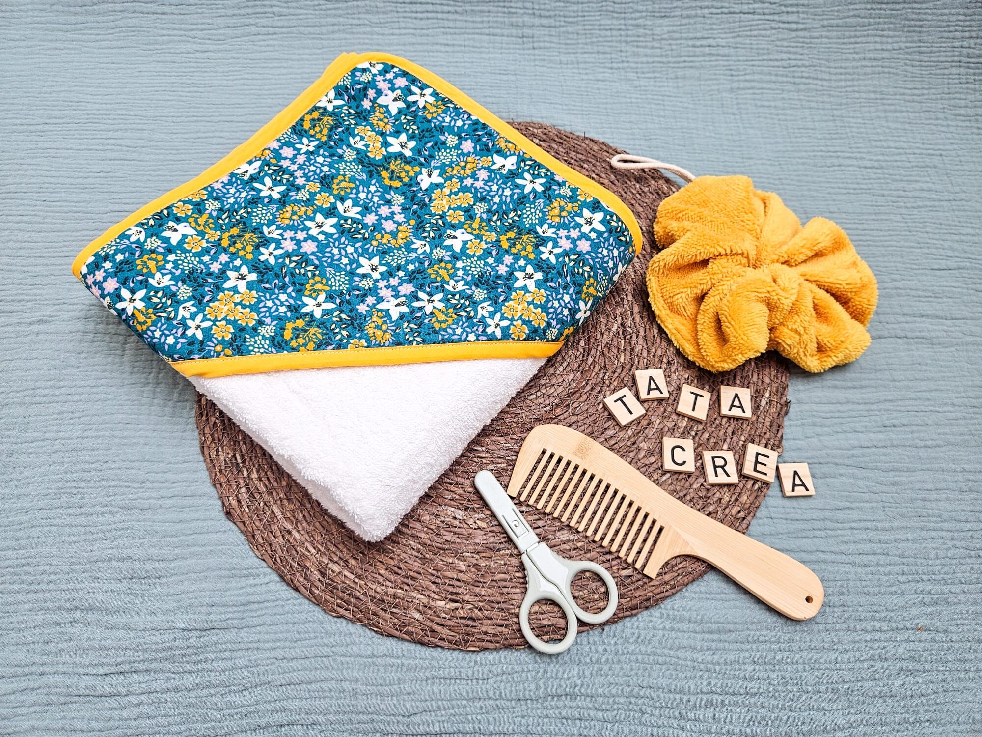 Cape de bain grand format - modèle tata créa. Coton à motifs "Fleuri émeraude", biais jaune, éponge blanche, en attente de personnalisation.