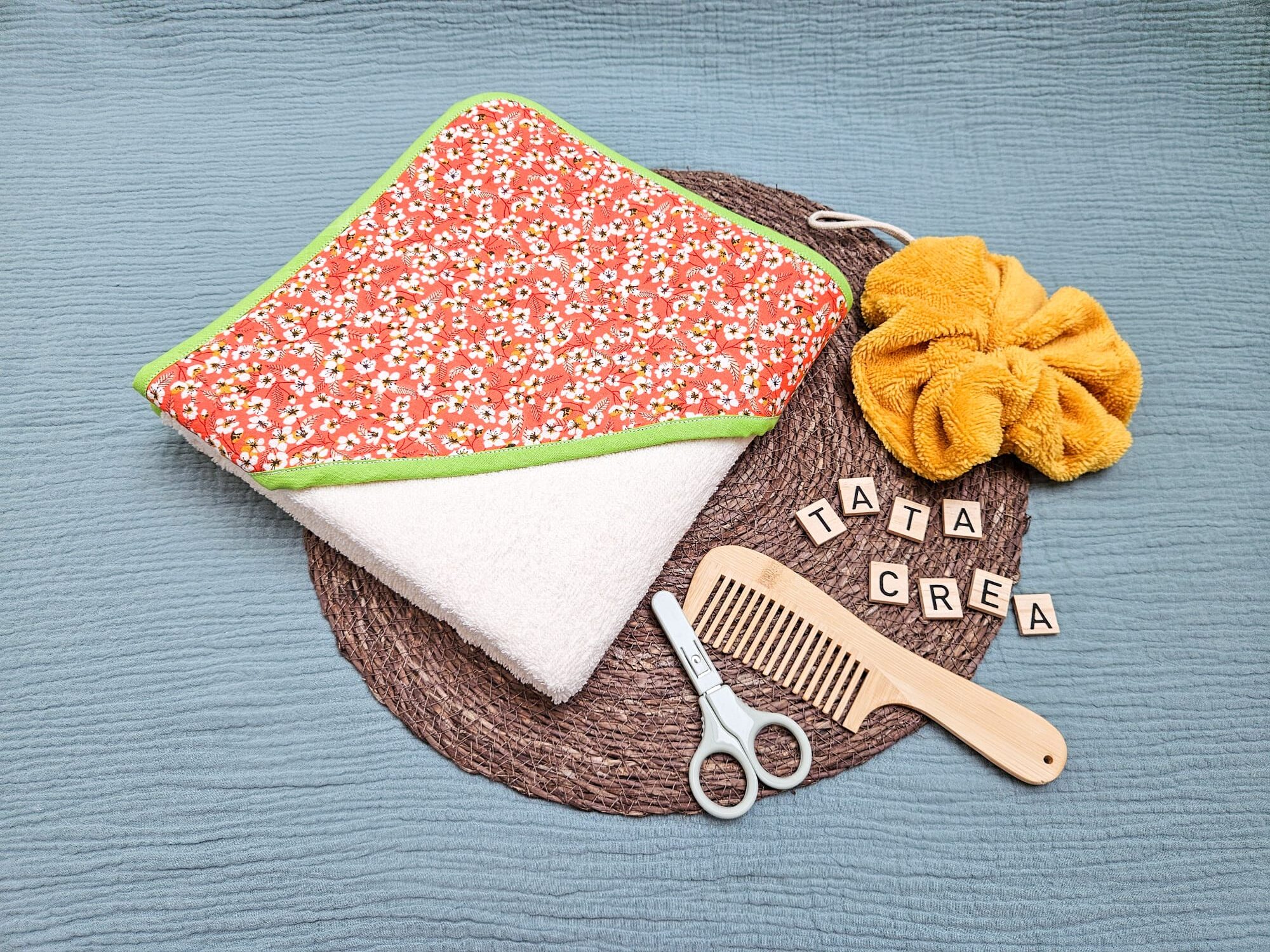 Cape de bain grand format - modèle tata créa. Coton à motifs "Miyu orange", biais vert pomme, éponge blanc cassée, en attente de personnalisation.