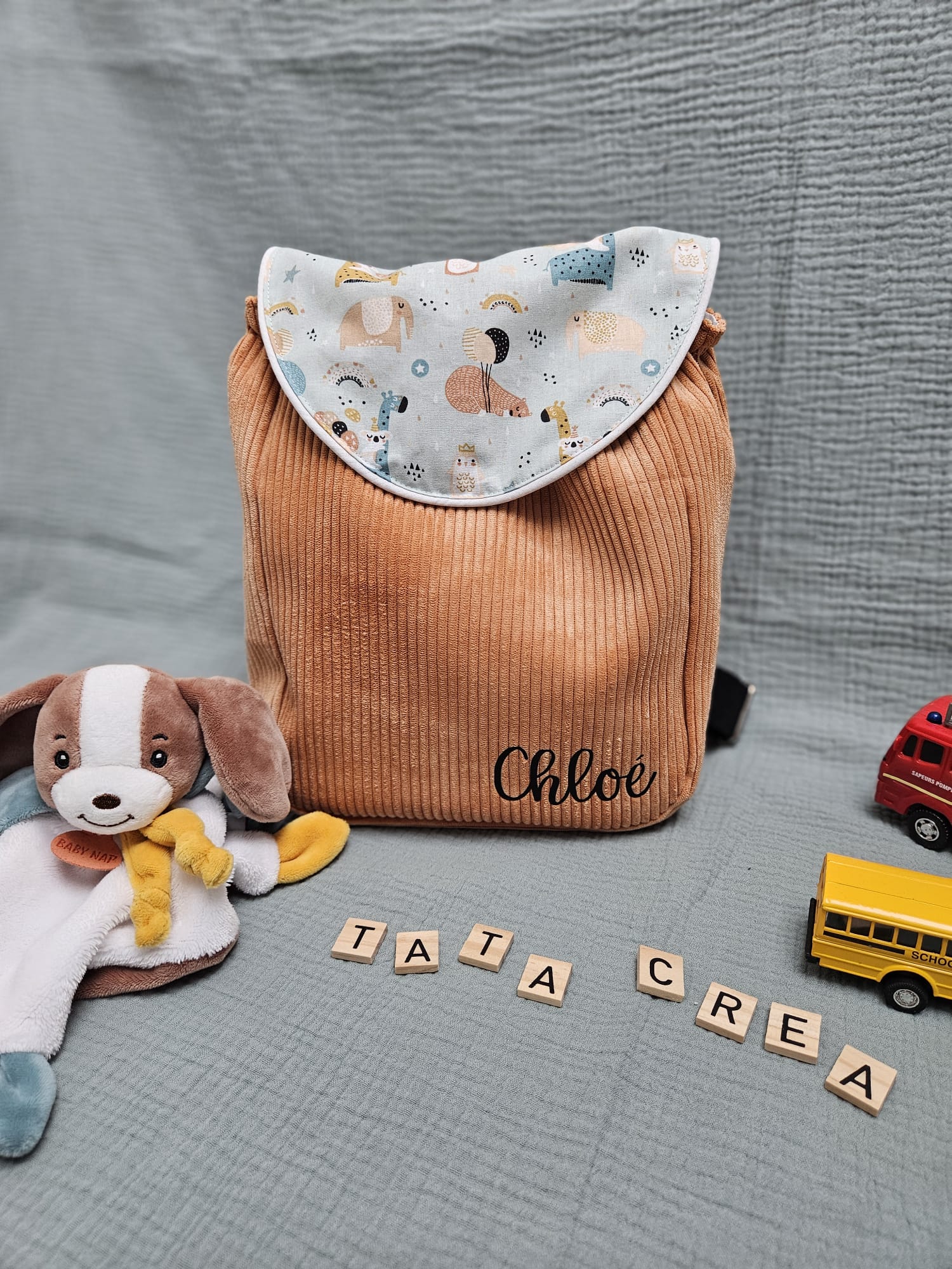 Sac à dos personnalisé au prénom de Chloé, avec poche intérieure zippée - modèles Tata créa