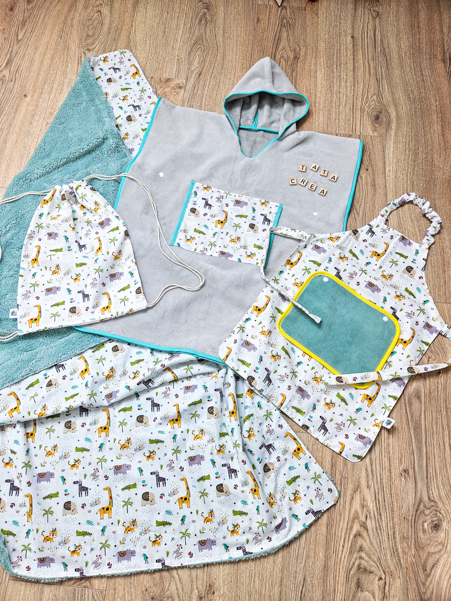 Lot je suis mamie, composé d'un tablier, d'un poncho de bain, d'une couverture enfant, et d'un sac pochon à coulisses