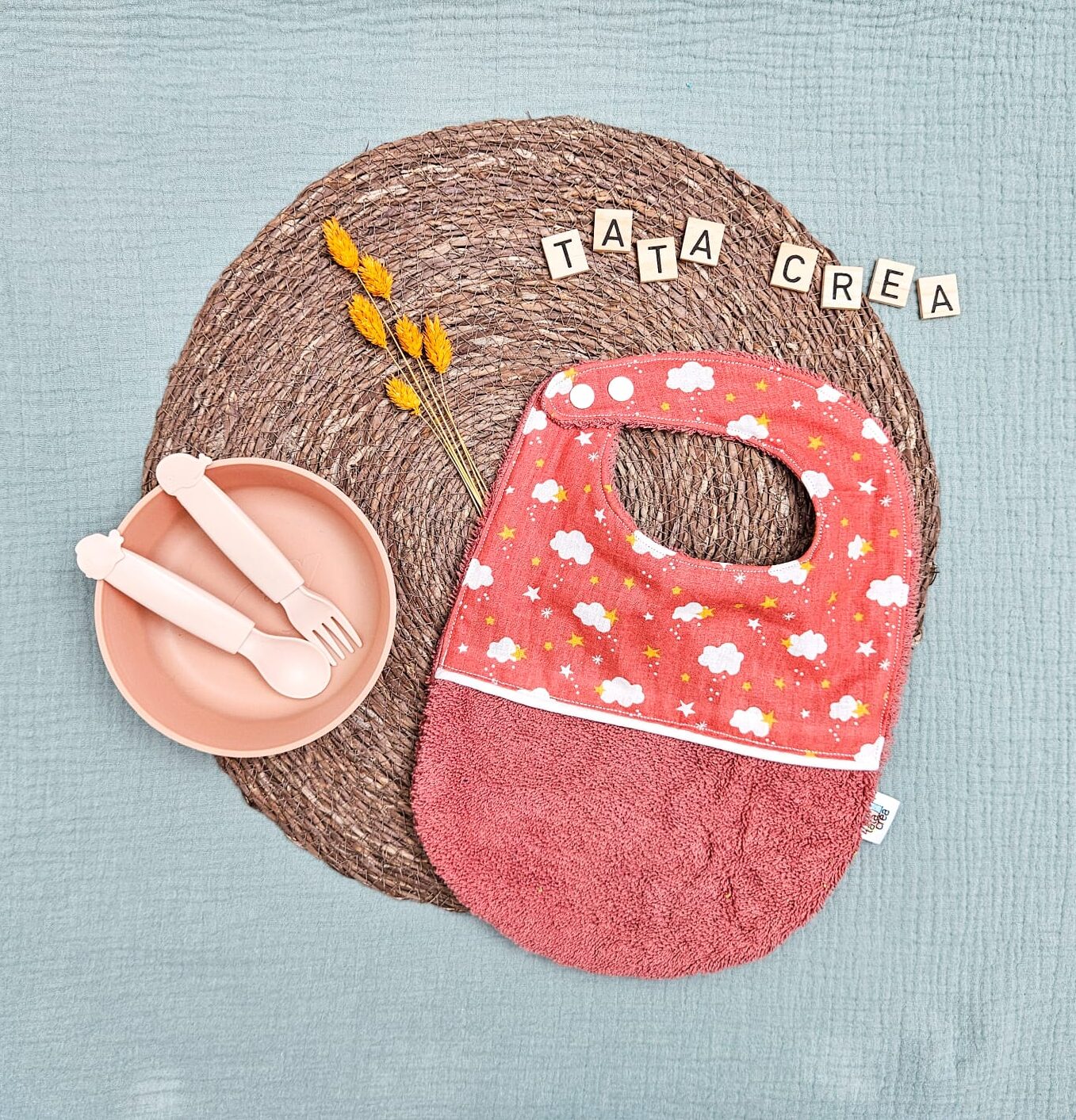 Bavoir bébé (4 mois et plus). Coton à motifs "nuages blanc", liseré intermédiaire blanc, éponge terracotta – modèle Tata Créa