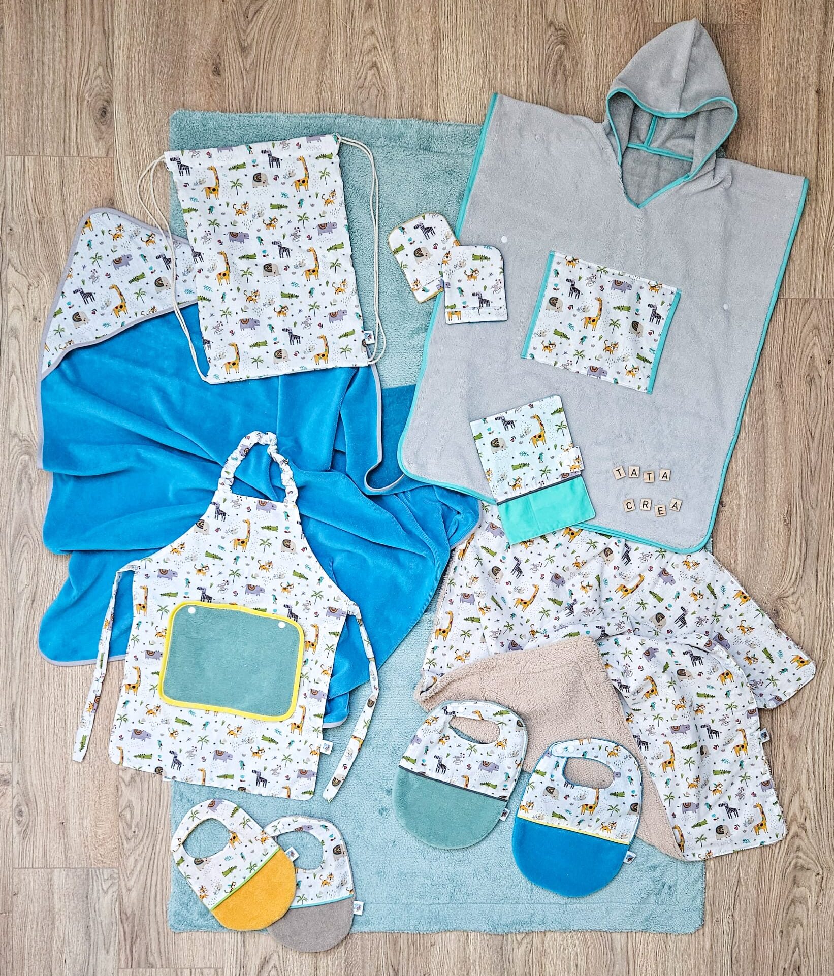 Ensemble d'articles Tata créa - bavoirs nourrisson et bébé, gant de toilette, tablier, protège-carnet de santé, cape de bain, poncho de bain, cadre de naissance, couvertures bébé et enfant, sac pochon à coulisses, ...