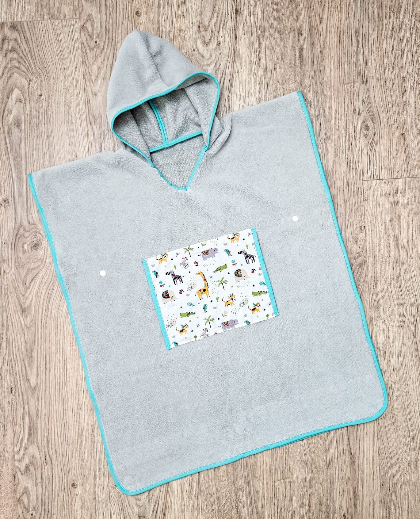 Poncho de bain avec éponge grise, biais turquoise, et poche en coton à motifs "jungle colorée