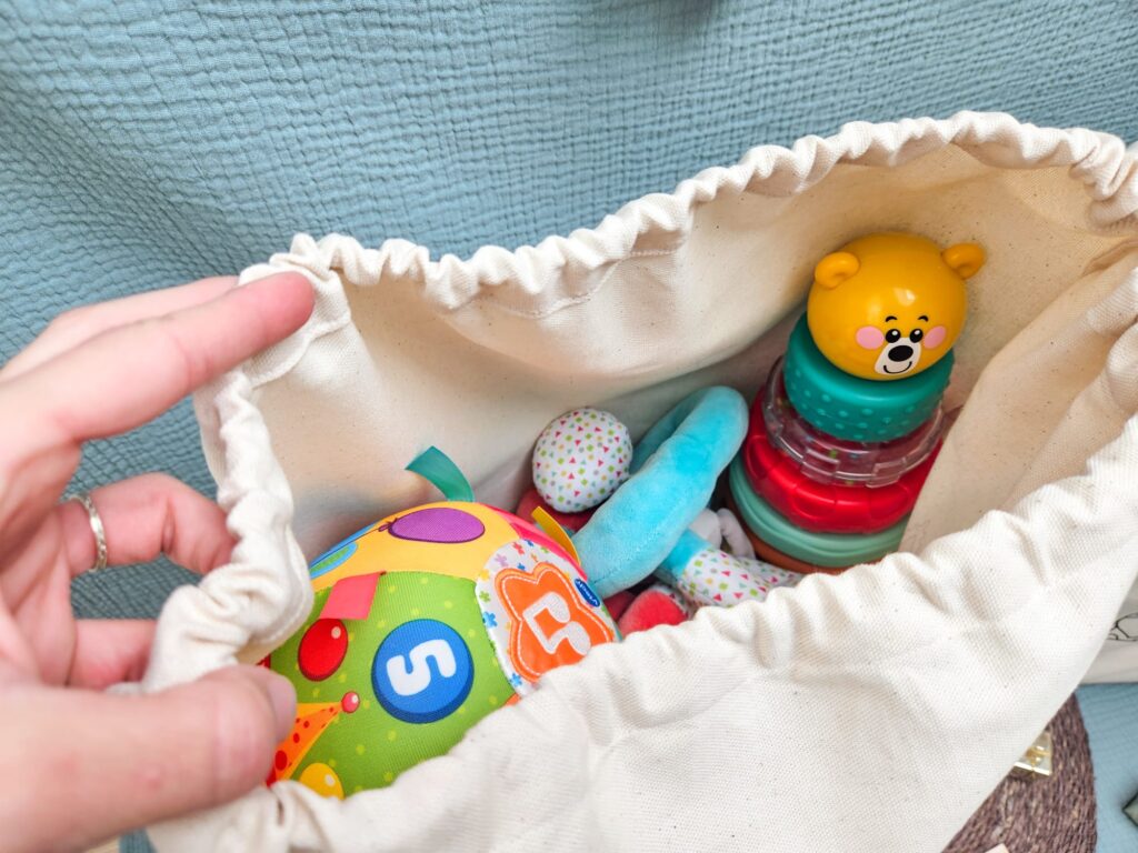 Intérieur d'une hotte de Noël Tata créa, remplie de jouets - zoom sur les coutures invisibles