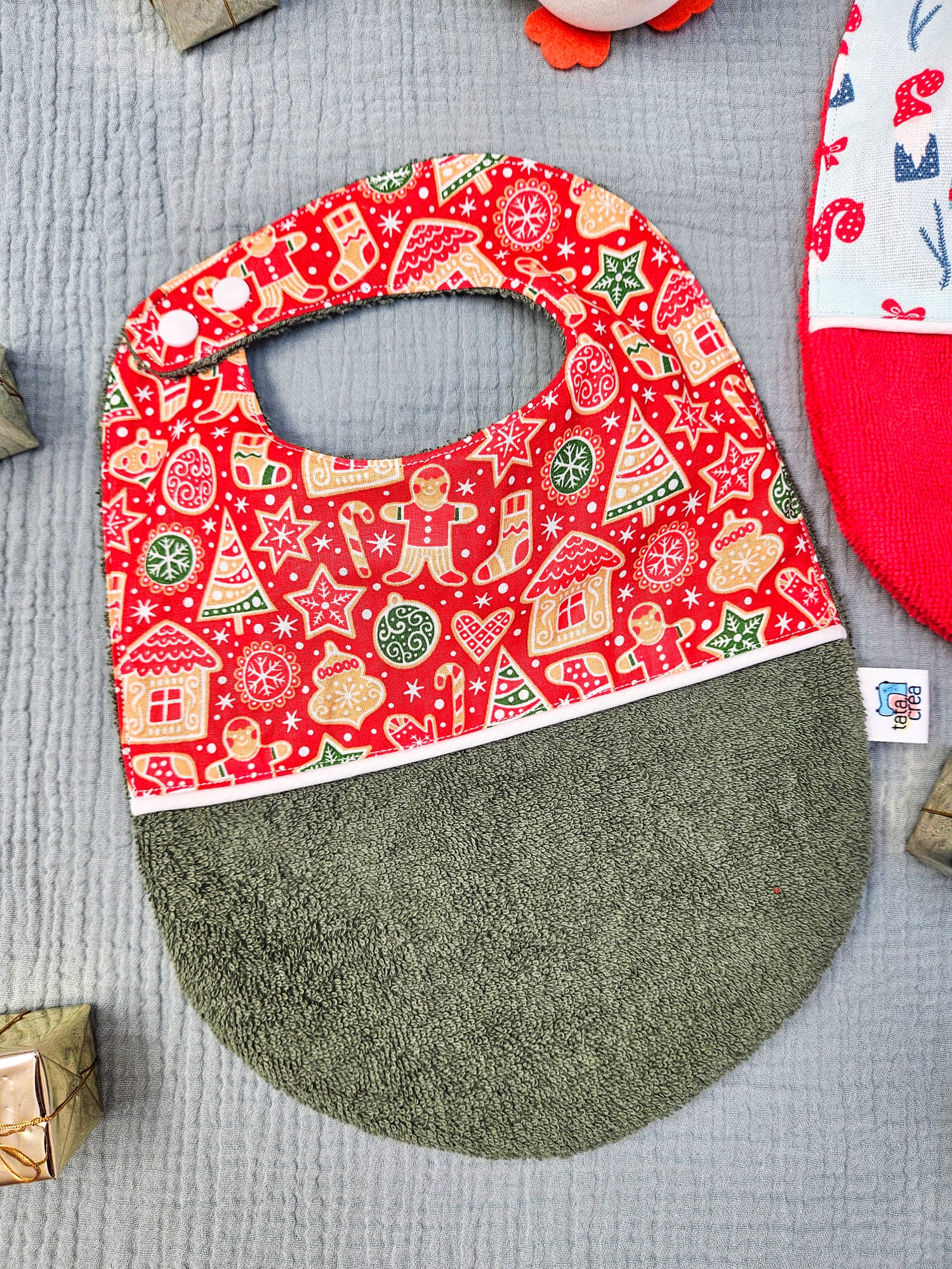 Bavoirs de Noël bébé (4 mois et plus). Coton à motifs "petit biscuit rouge", liseré intermédiaire blanc, éponge vert sapin – modèle Tata Créa
