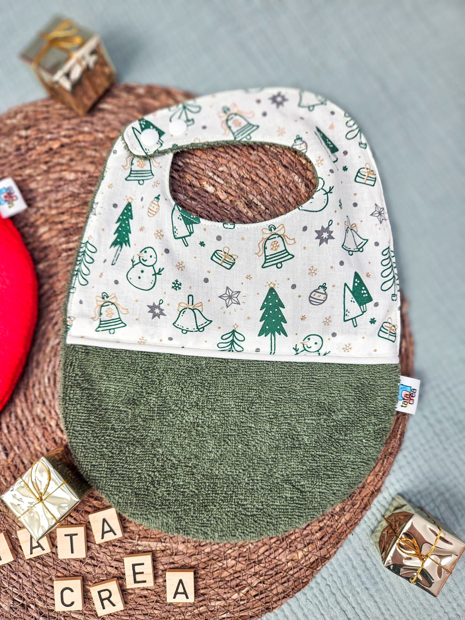 Bavoirs de Noël bébé (4 mois et plus). Coton à motifs "bonhomme de neige blanc", liseré intermédiaire blanc, éponge vert sapin – modèle Tata Créa