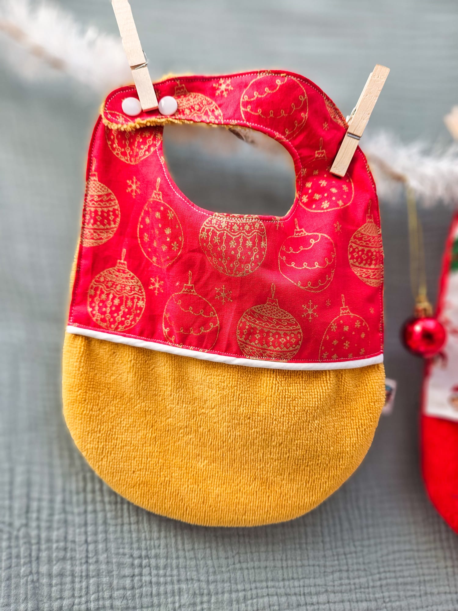 Bavoirs de Noël bébé (4 mois et plus). Coton à motifs "boules or/rouge", liseré intermédiaire blanc, éponge ocre – modèle Tata Créa