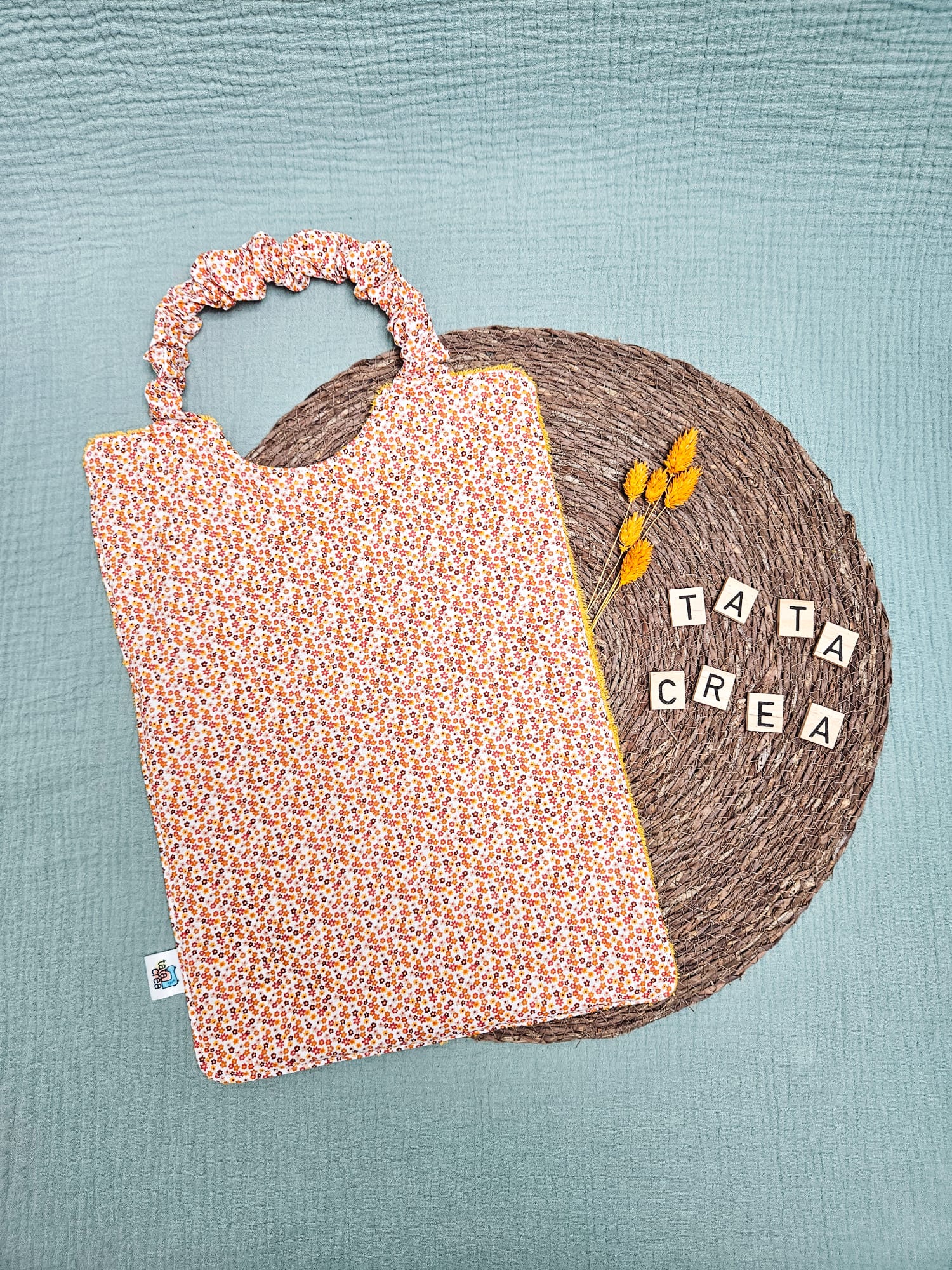 Serviette élastiquée pour la maternelle - Coton à motifs "fleurs oranges", éponge moutarde à l'arrière – modèle Tata Créa