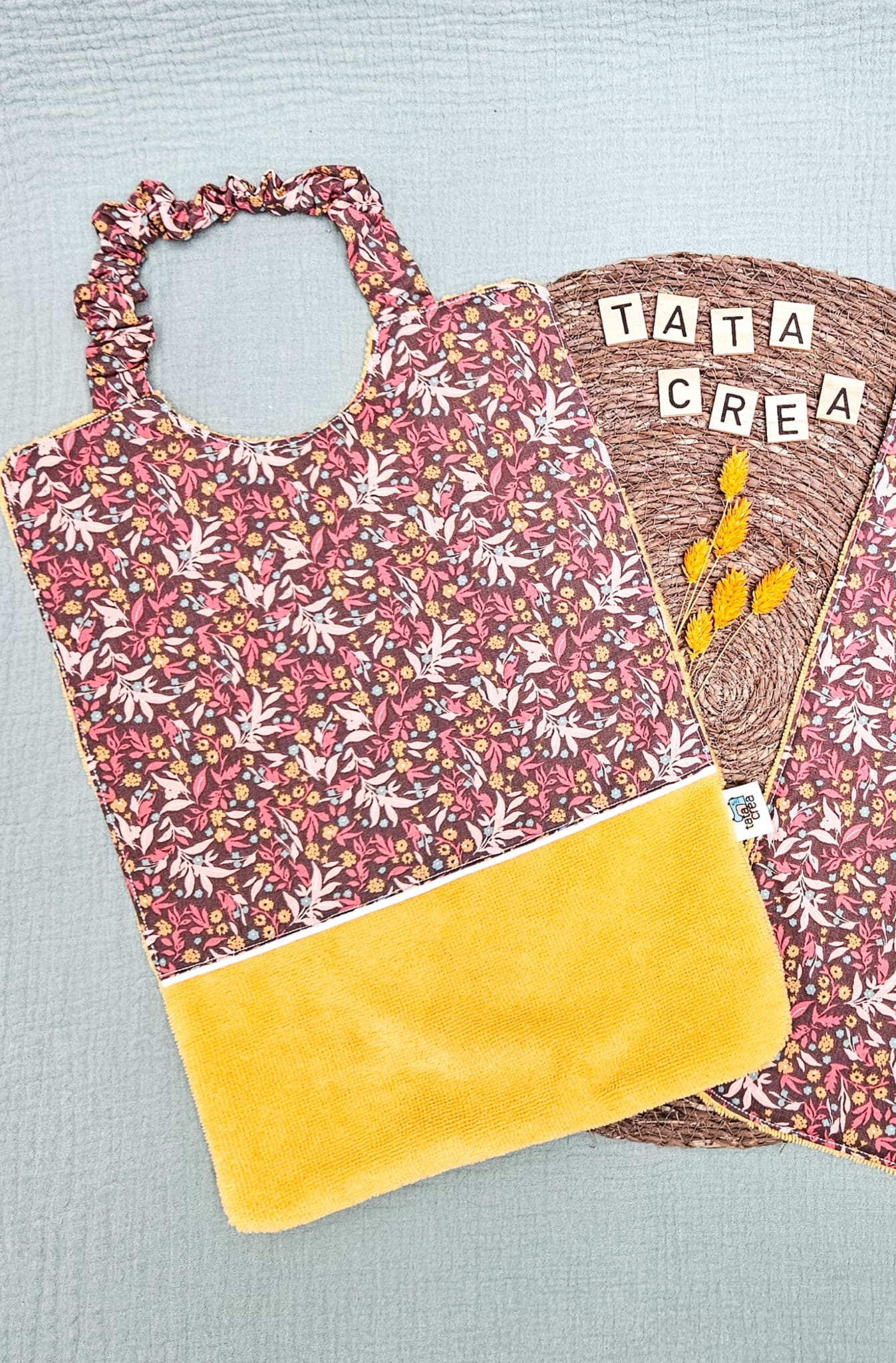 Serviette élastiqué pour la maternelle - Coton à motifs "kimia", liseré intermédiaire blanc, éponge ocre – modèles Tata Créa