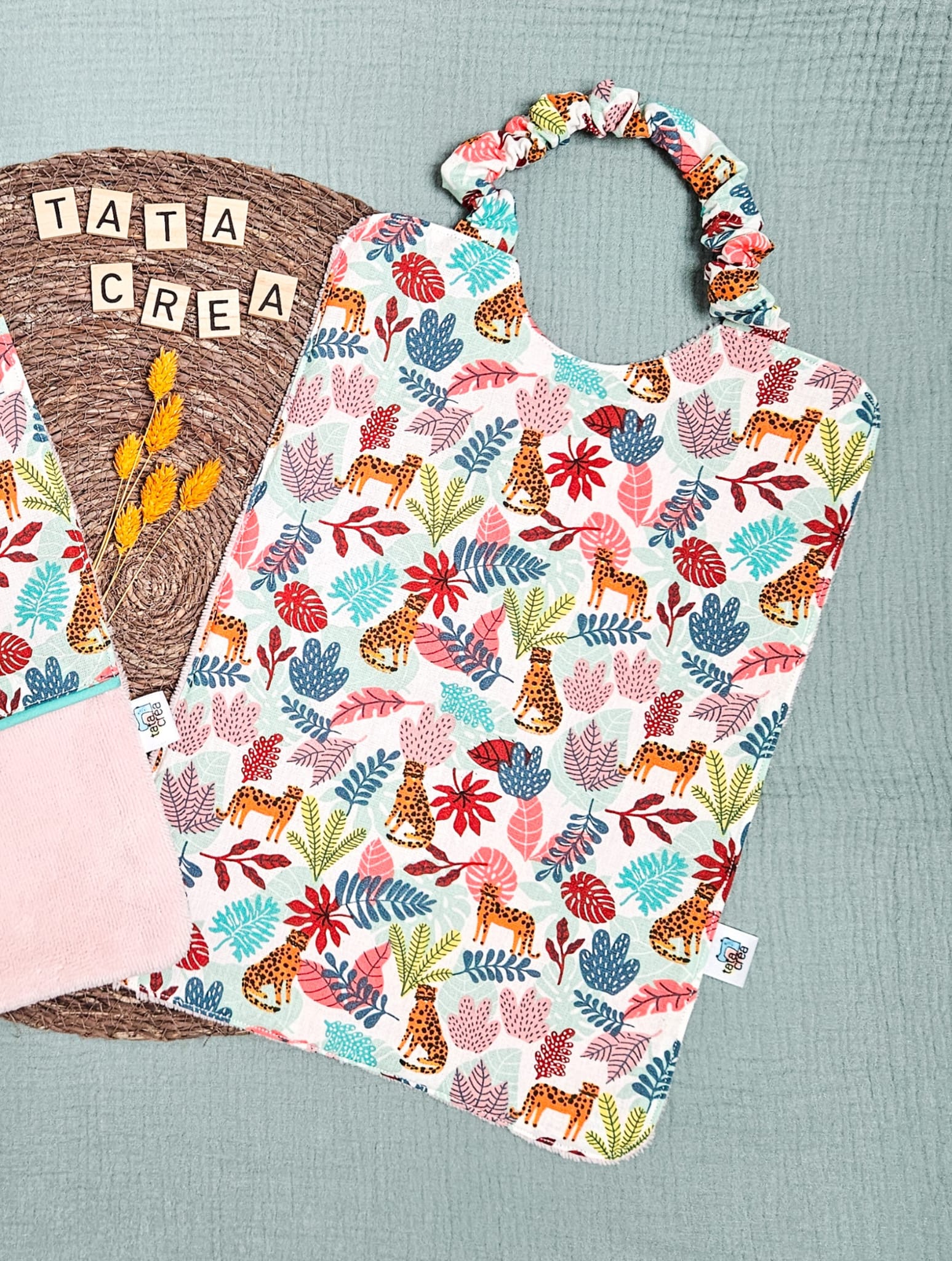 Serviette élastiquée pour la maternelle - Coton à motifs "léopards", et éponge rose poudré – modèles Tata Créa