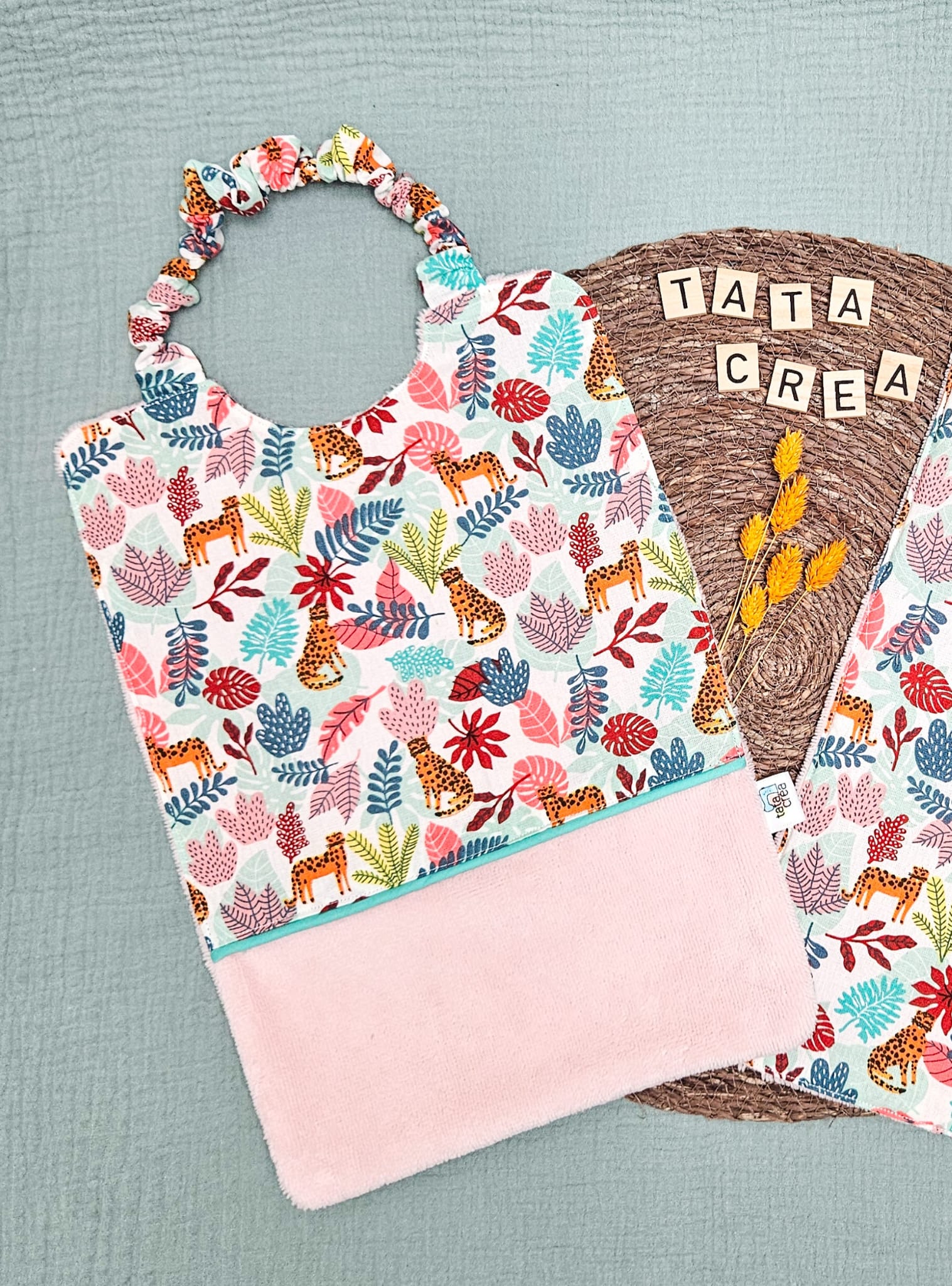 Serviette élastiquée pour la maternelle - Coton à motifs "léopards", liseré intermédiaire bleu turquoise, éponge rose poudré – modèles Tata Créa