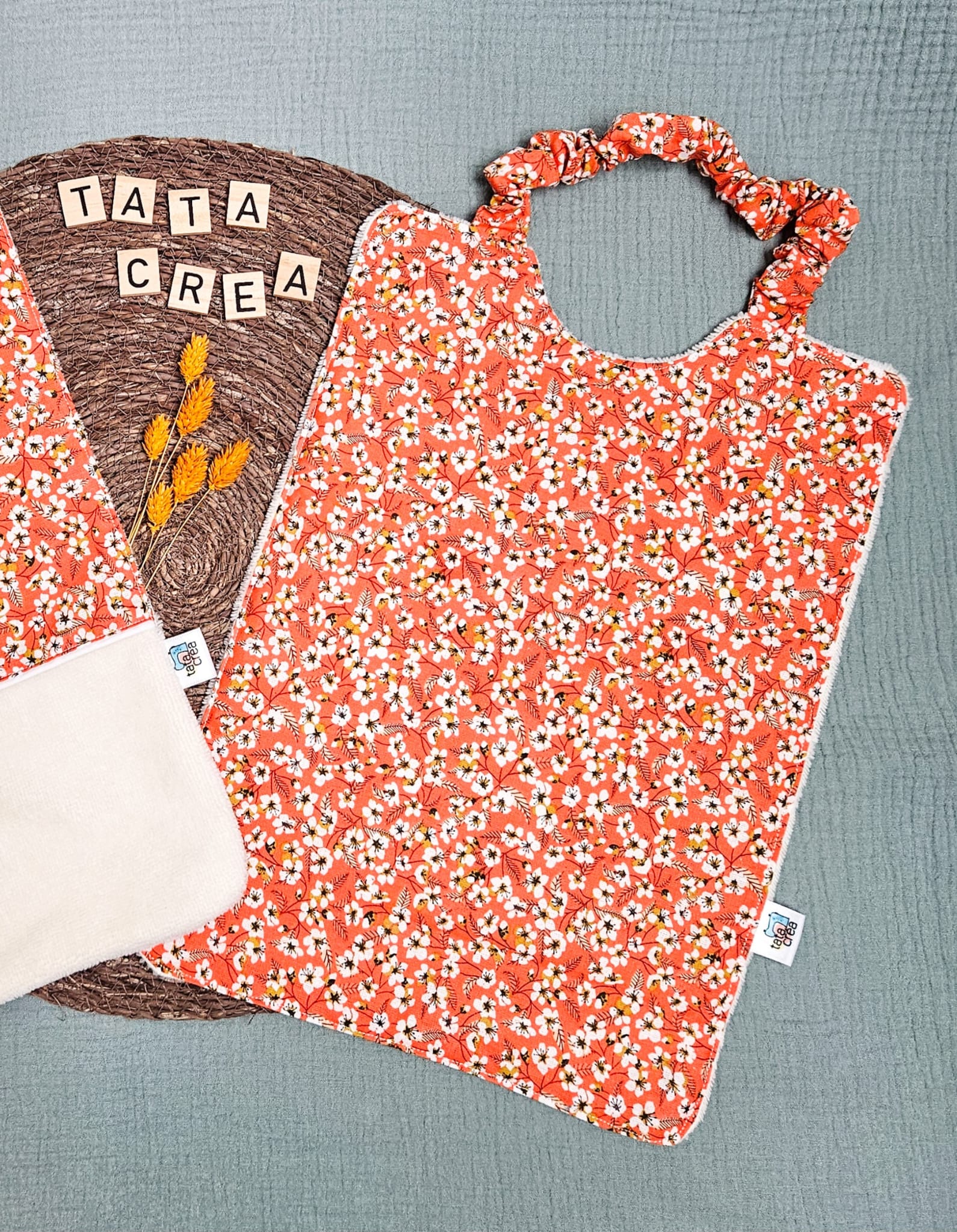 Serviette élastiquée pour la maternelle - Coton à motifs "Miyu fleurs orange", et éponge écrue – modèles Tata Créa