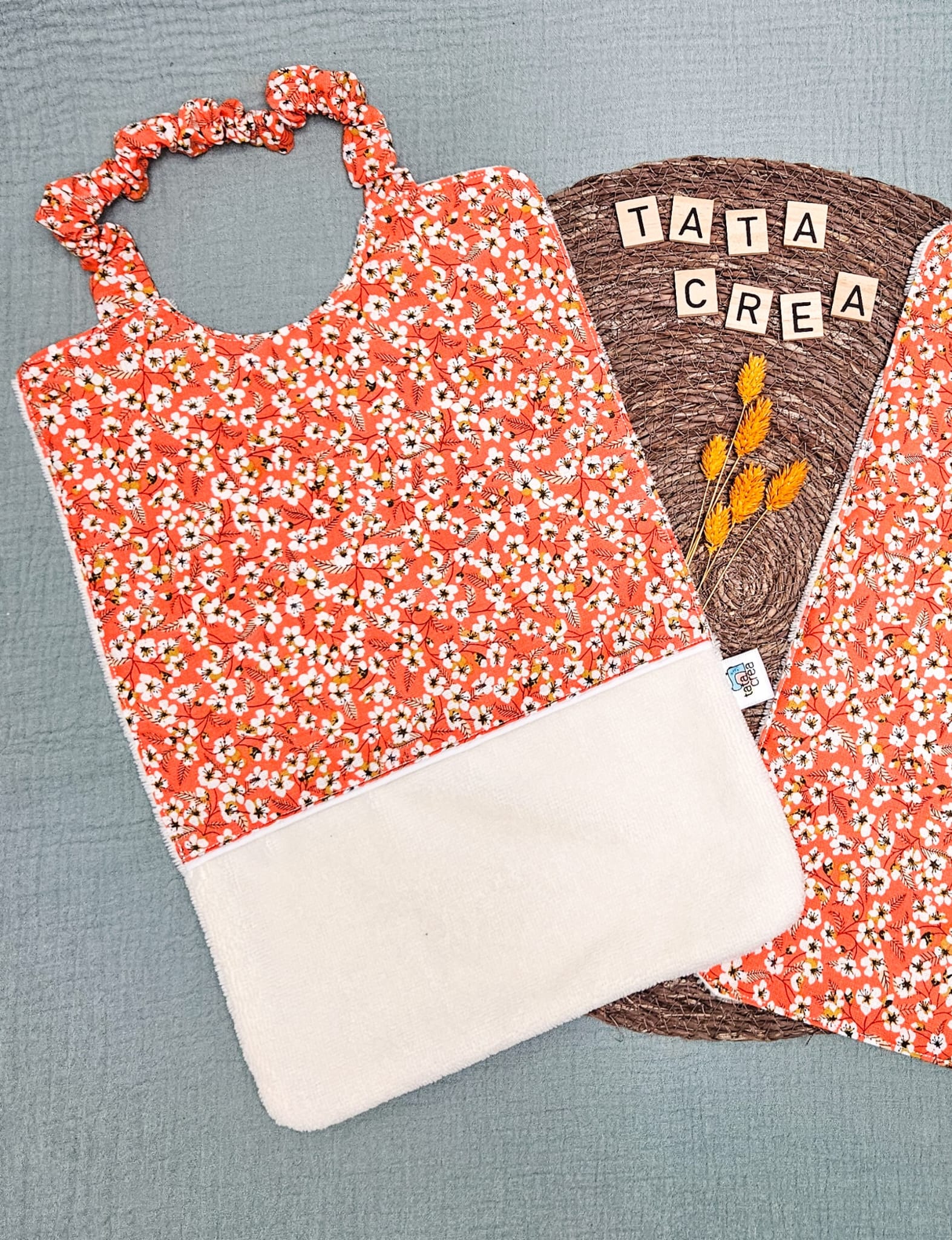 Serviette élastiquée pour la maternelle - Coton à motifs "Miyu fleurs orange", liseré intermédiaire blanc, éponge écrue – modèles Tata Créa