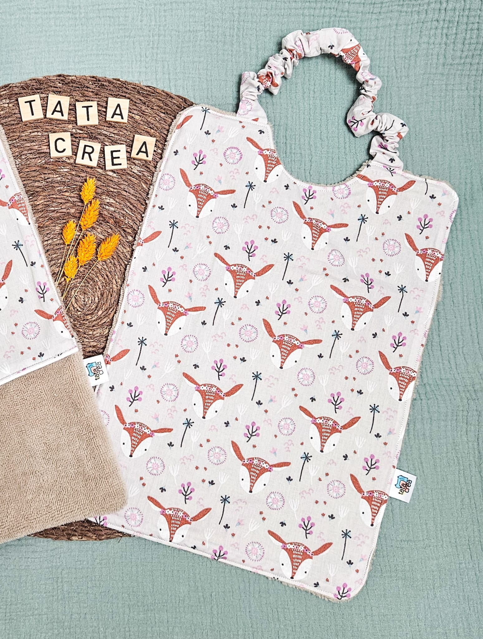 Serviette élastiquée pour la maternelle - Coton à motifs "biche", et éponge noisette – modèles Tata Créa