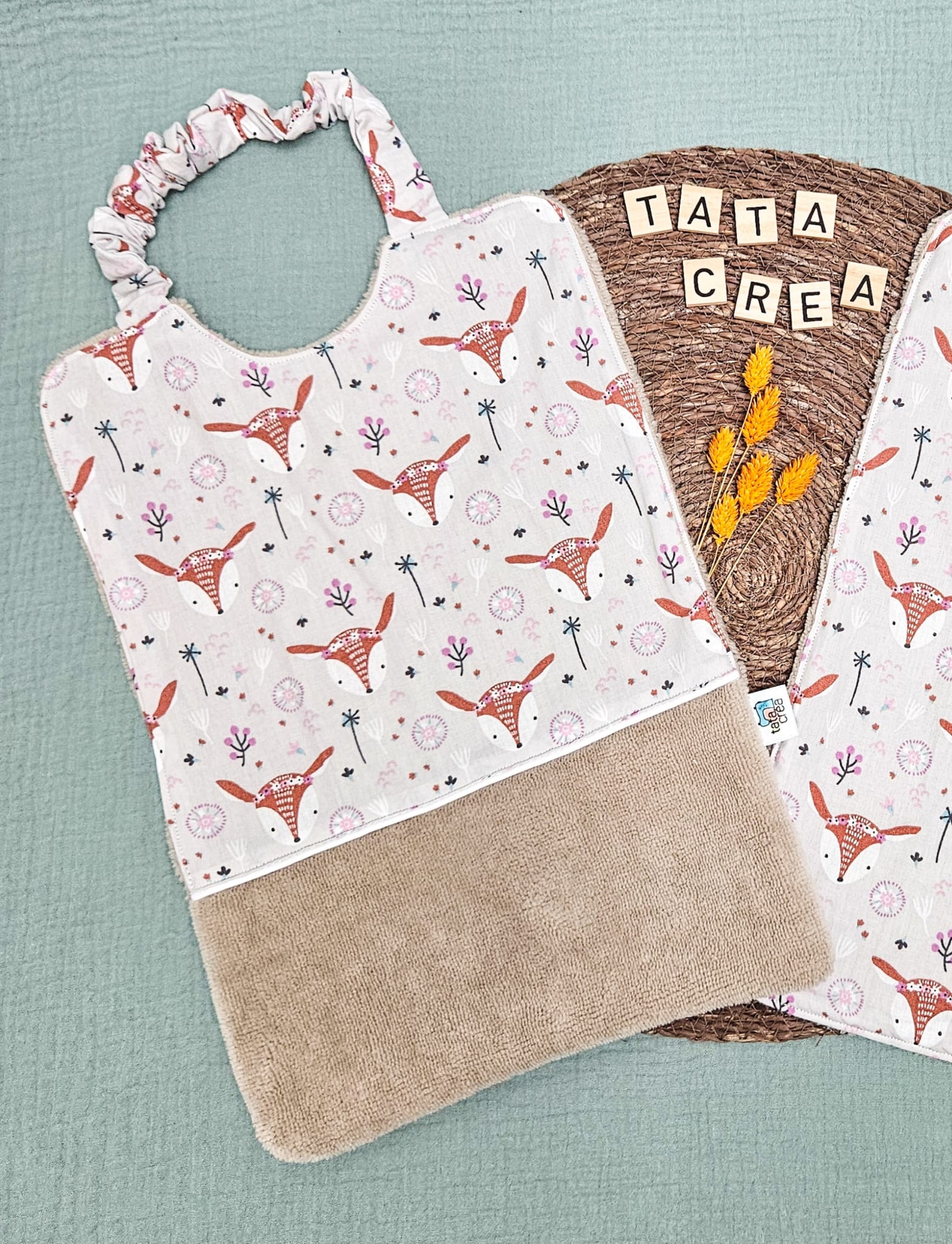 Serviette élastiquée pour la maternelle - Coton à motifs "biche", liseré intermédiaire blanc, éponge noisette – modèles Tata Créa