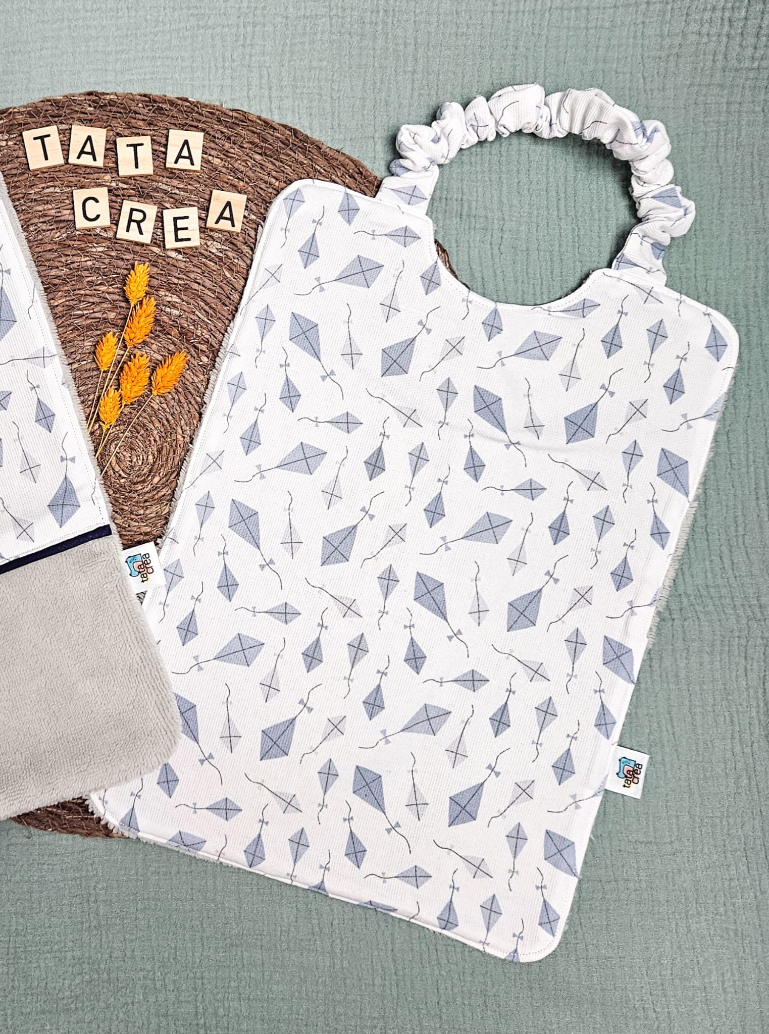 Serviette élastiquée pour la maternelle - Coton à motifs "cerfs volants", et éponge gris perle – modèles Tata Créa