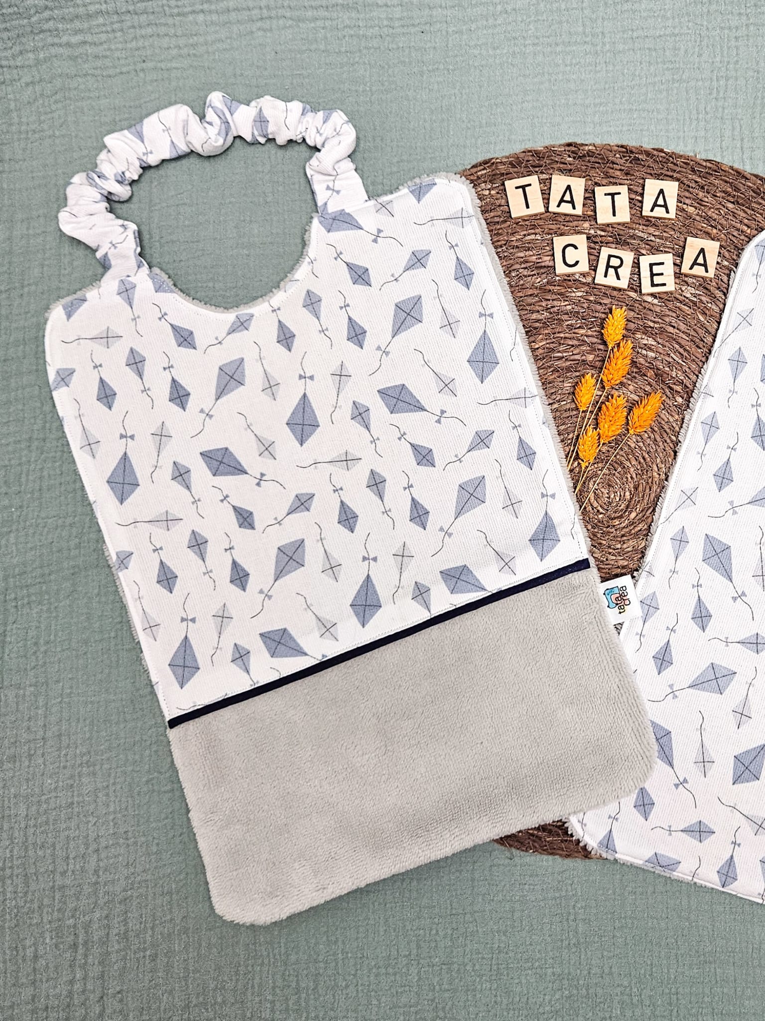 Serviette élastiquée pour la maternelle - Coton à motifs "cerfs volants", liseré intermédiaire bleu foncé, éponge gris perle – modèles Tata Créa