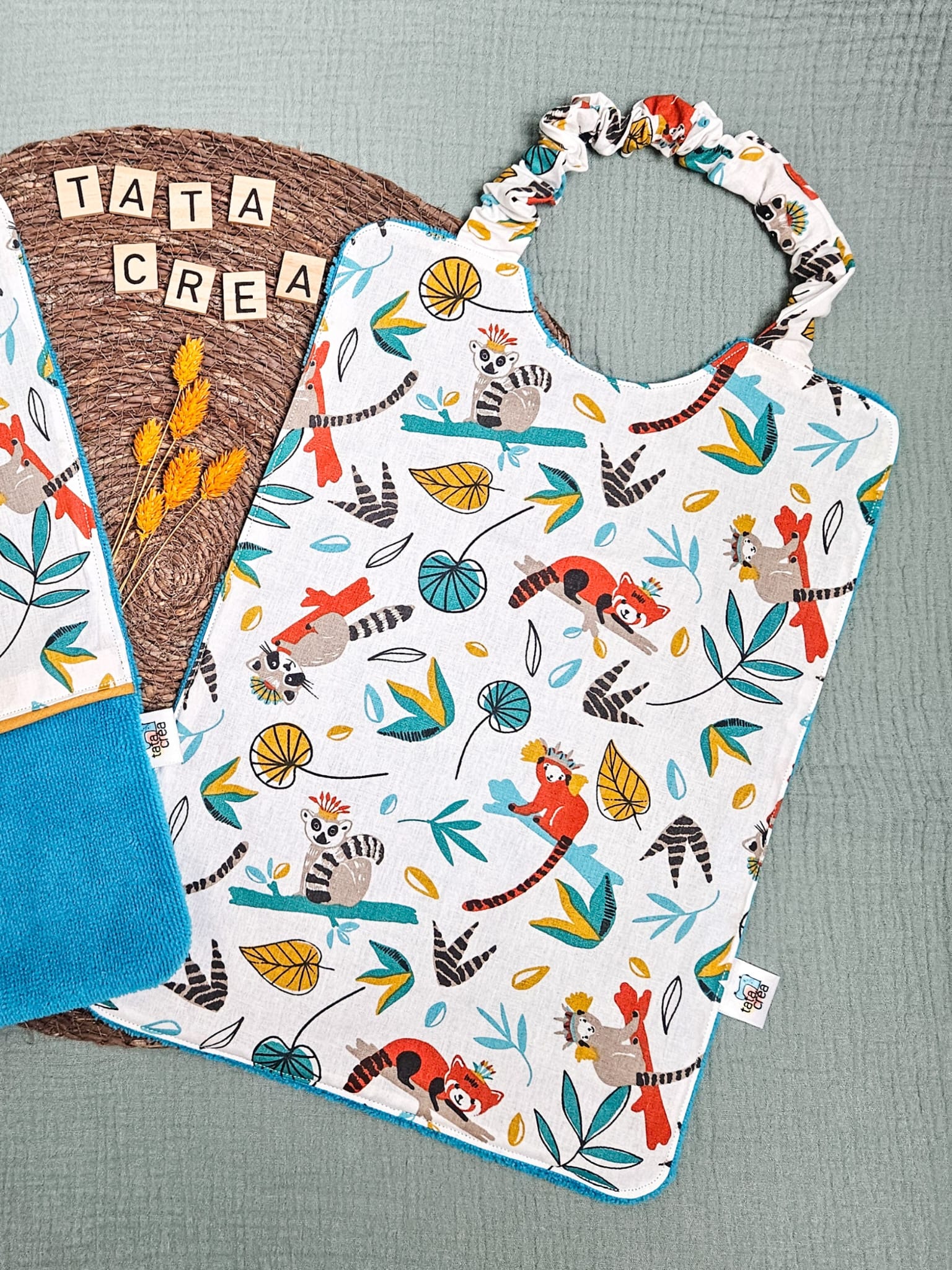 Serviette élastiquée pour la maternelle - Coton à motifs "lémuriens et ratons laveurs", et éponge bleu lagon – modèles Tata Créa