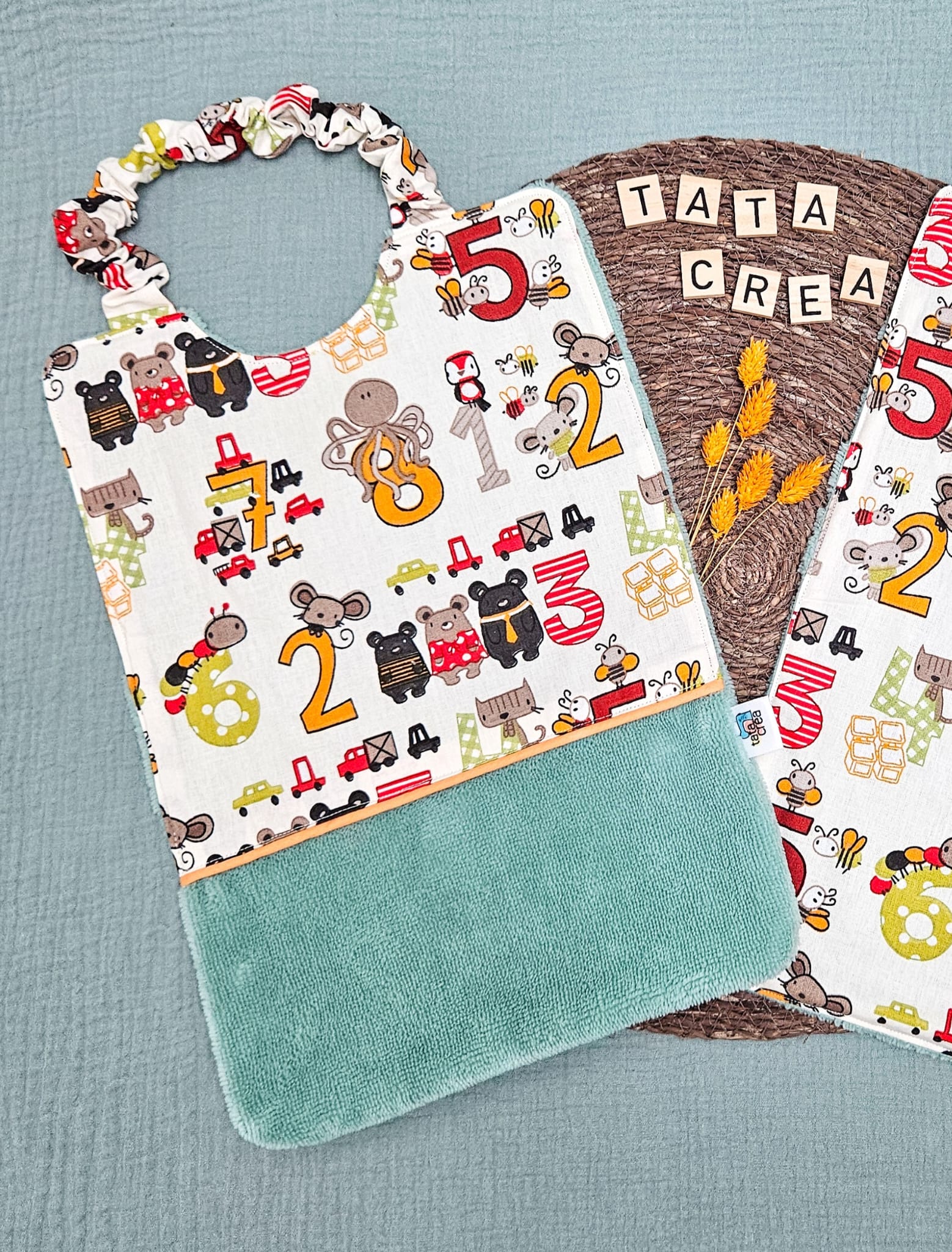 Serviettes élastiquée pour la maternelle - Coton à motifs "alphabet", liseré intermédiaire orange pastel, éponge vert tilleul – modèles Tata Créa