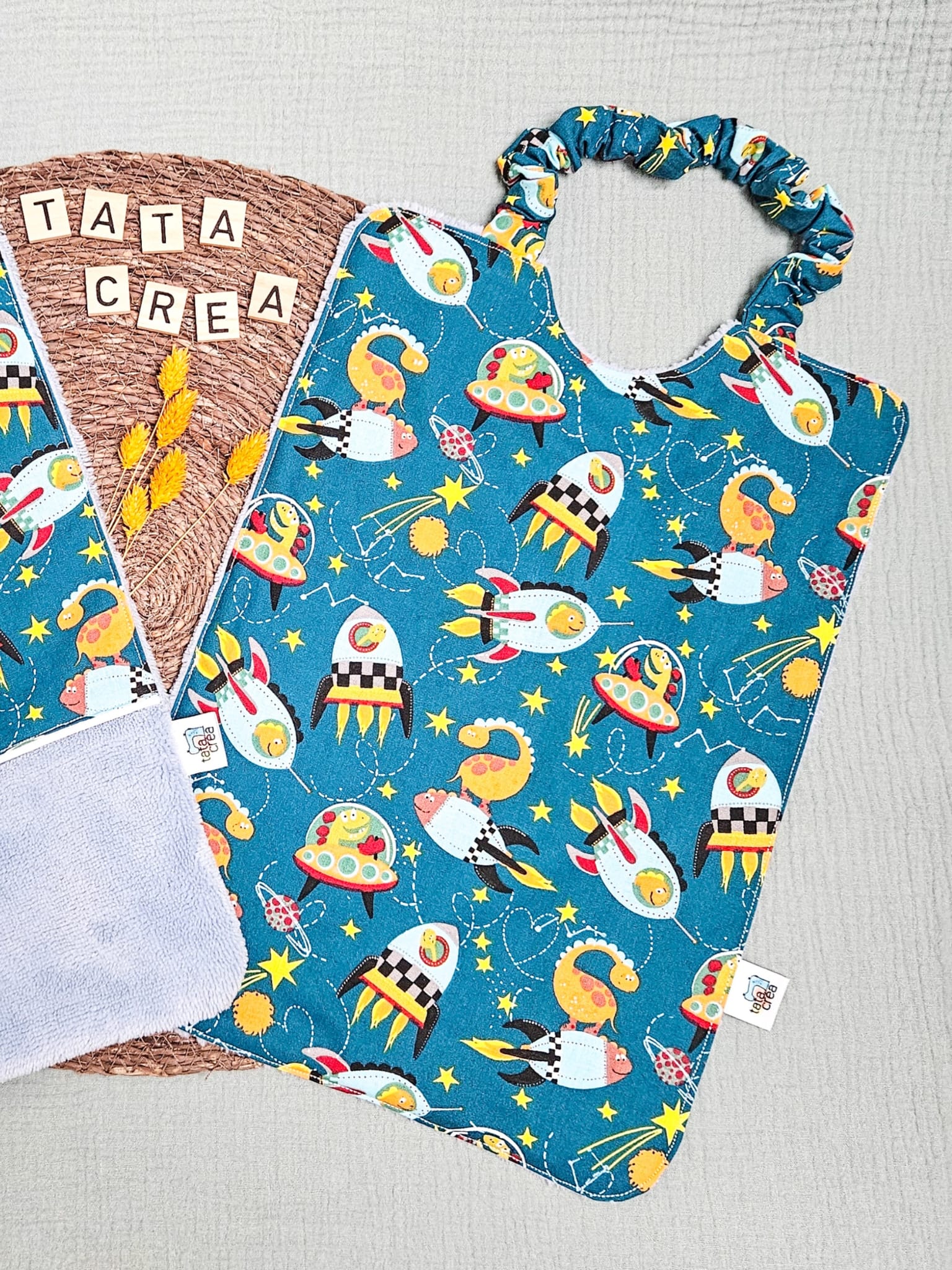 Serviette élastiquée pour la maternelle - Coton à motifs "dinosaures de l'espace", et éponge bleu paon – modèles Tata Créa