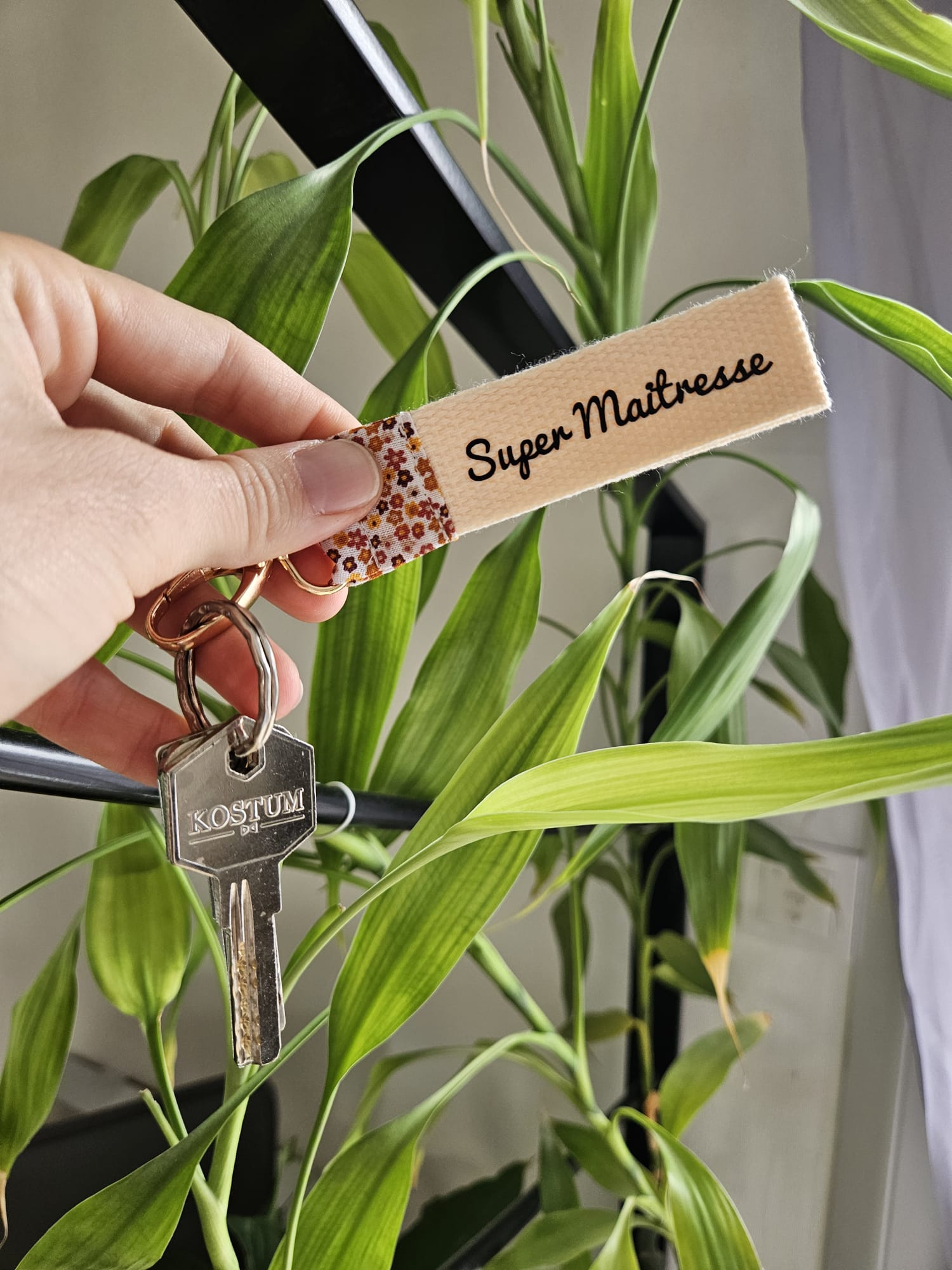 Porte clés personnalisé "super maitresse", en tissu à motifs "fleurs orange" et sangle beige