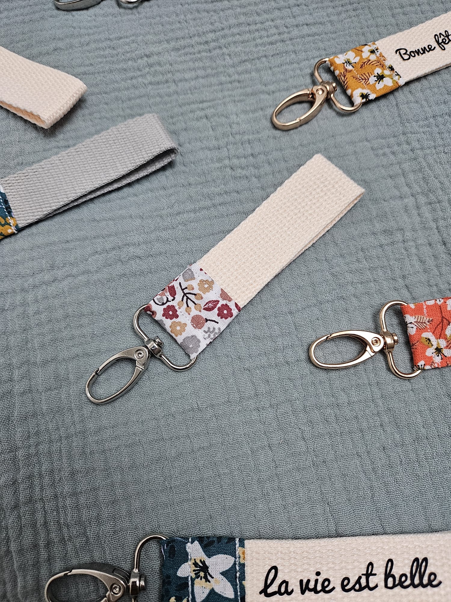 Porte clés à personnaliser, en tissu à motifs "fleurette Alice" et sangle beige