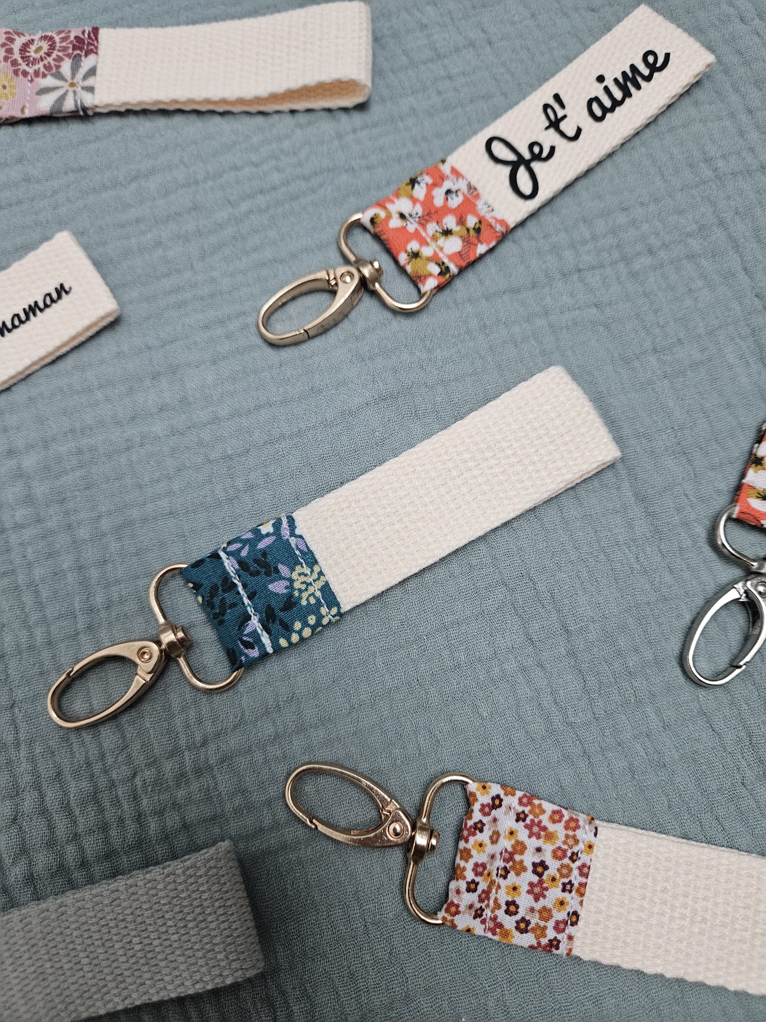 Porte clés à personnaliser, en tissu à motifs "fleuri émeraude" et sangle beige