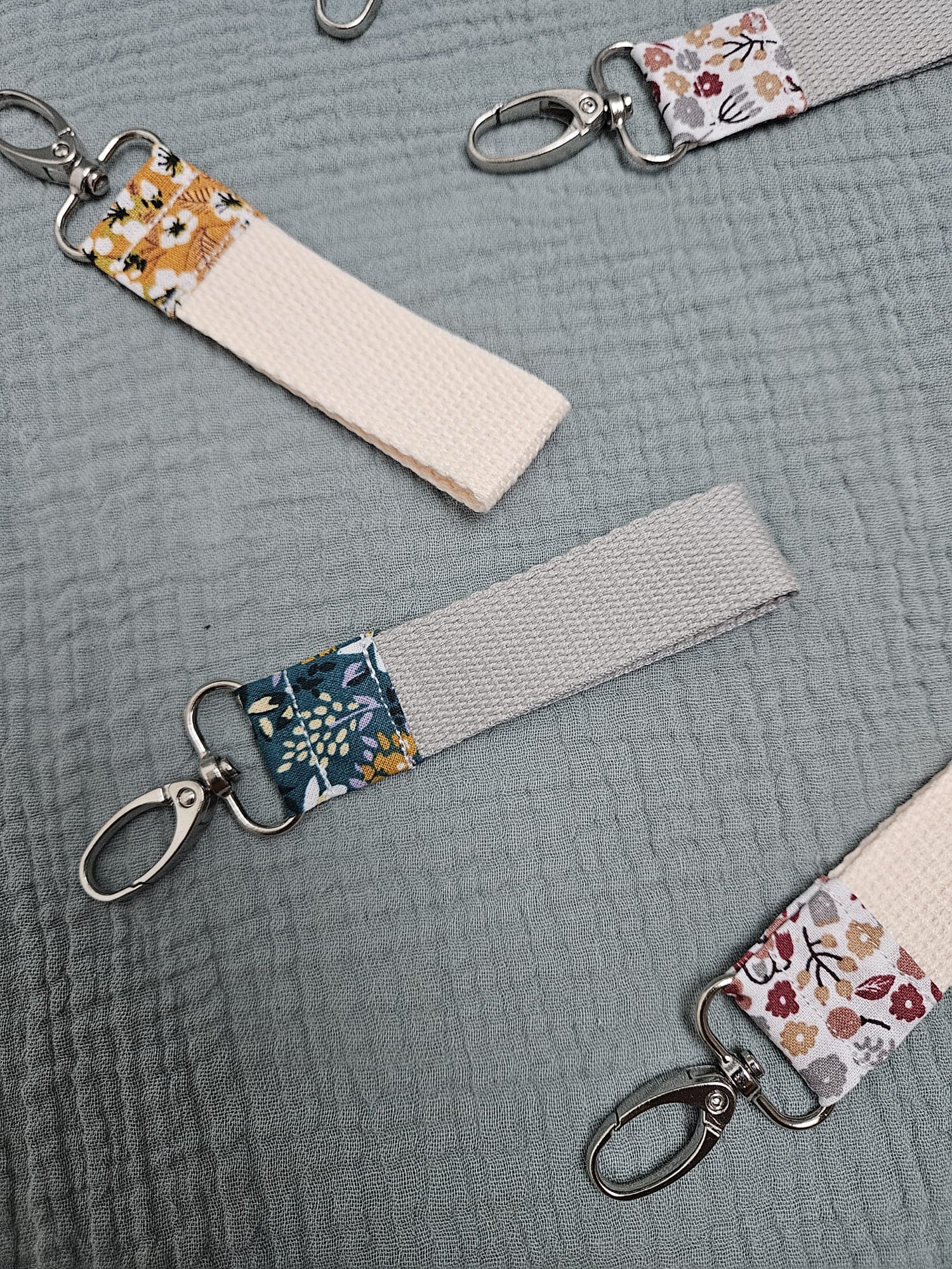 Porte clés à personnaliser, en tissu à motifs "fleuri émeraude" et sangle grise