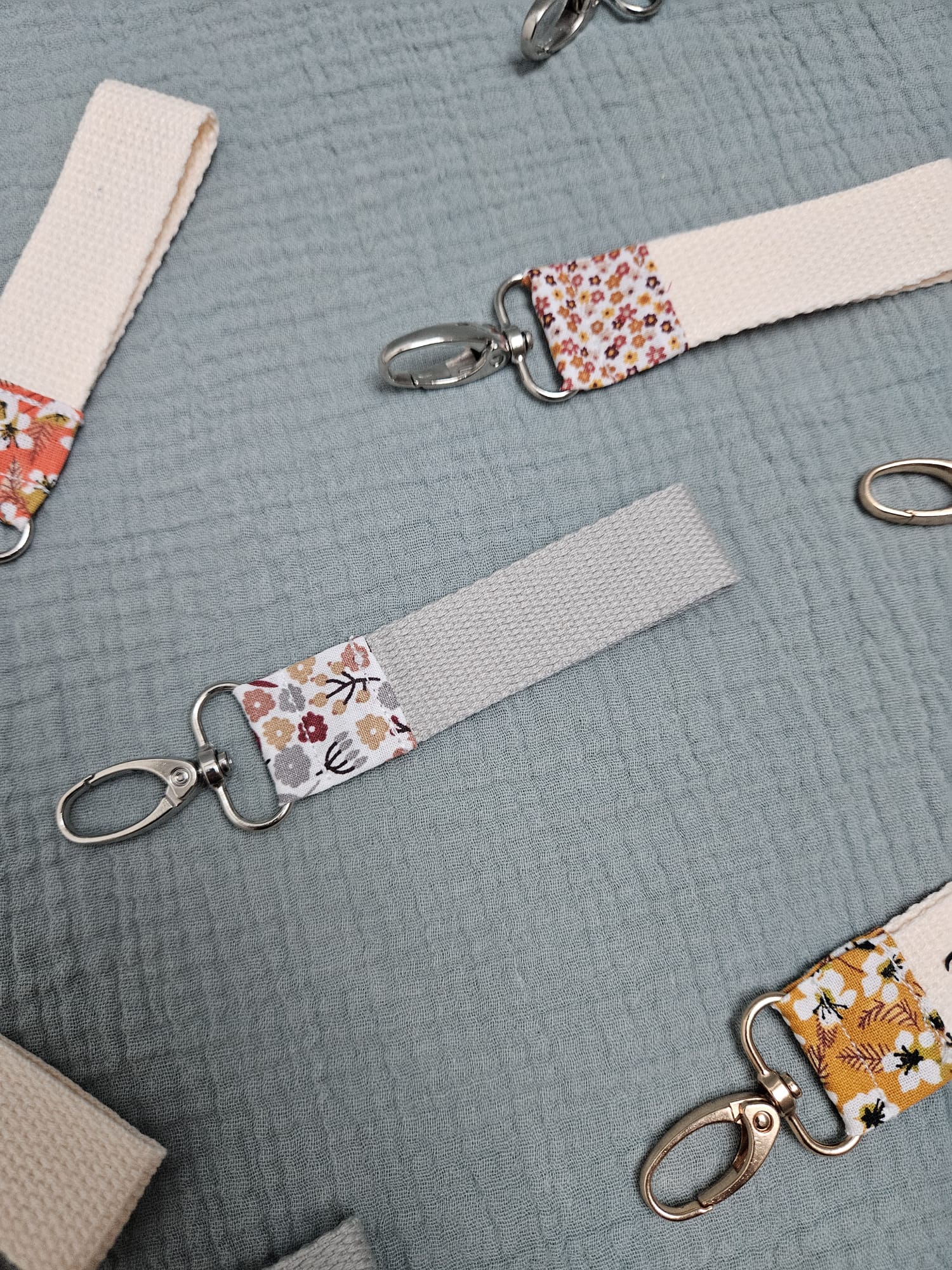 Porte clés à personnaliser, en tissu à motifs "fleurette Alice" et sangle grise