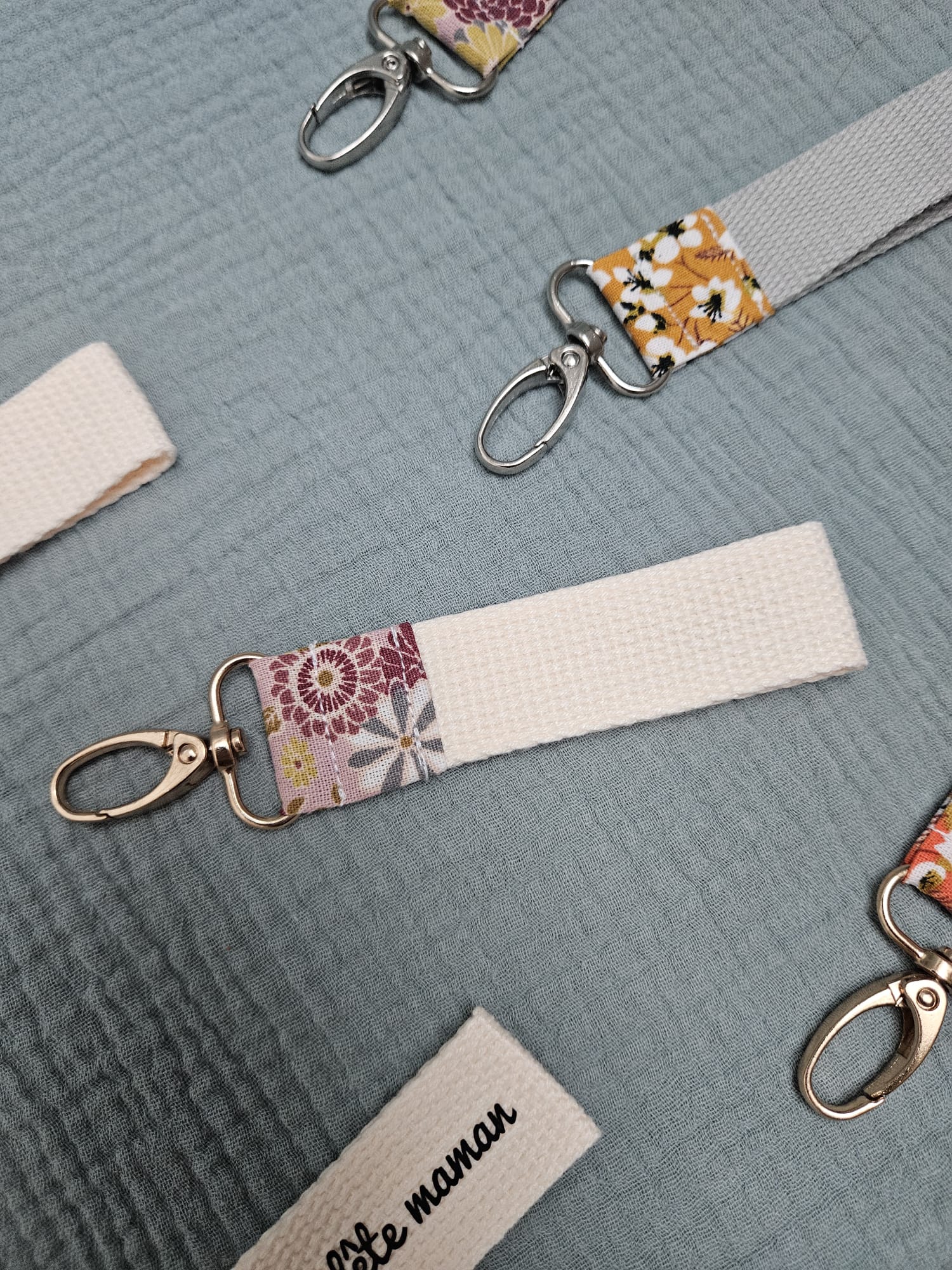 Porte clés à personnaliser, en tissu à motifs "Misaki rose" et sangle beige