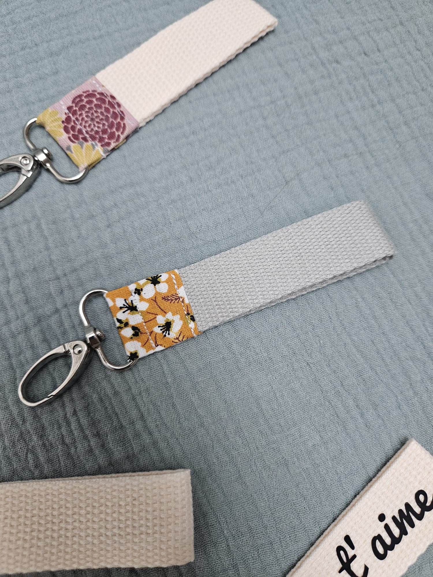 Porte clés à personnaliser, en tissu à motifs "Miyu jaune" et sangle grise