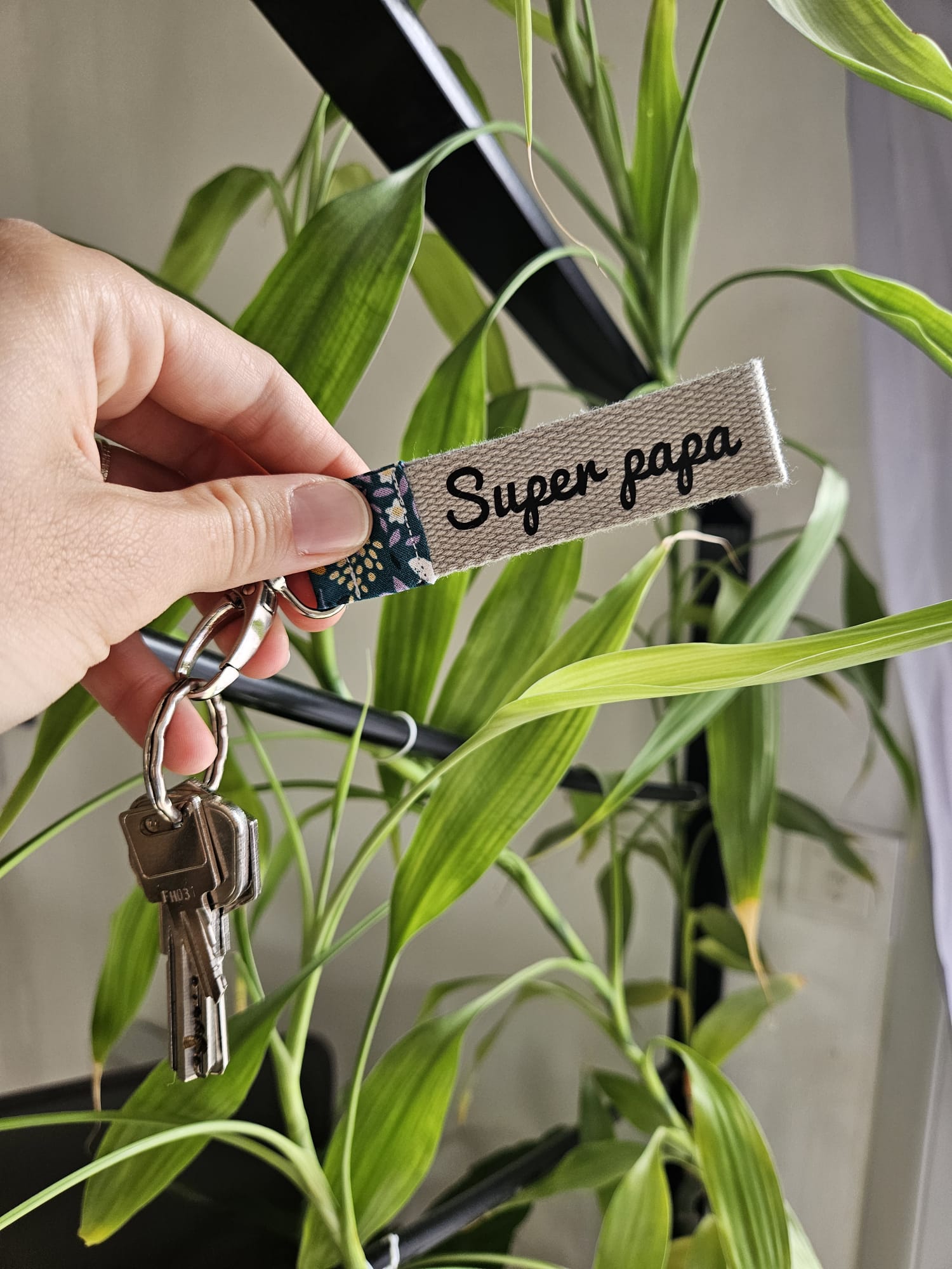 Porte clés personnalisé "super papa", en tissu à motifs "fleuri émeraude" et sangle grise