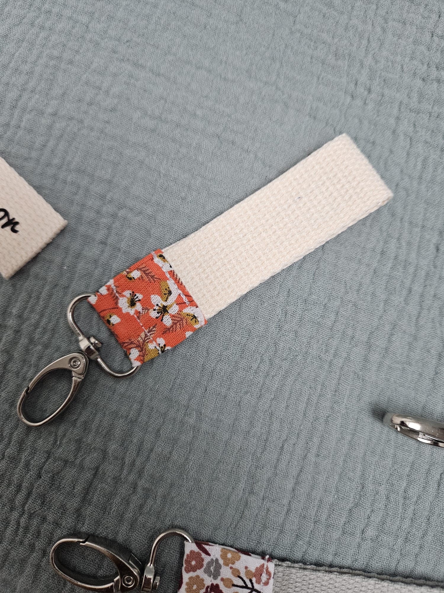 Porte clés à personnaliser, en tissu à motifs "Miyu orange" et sangle beige
