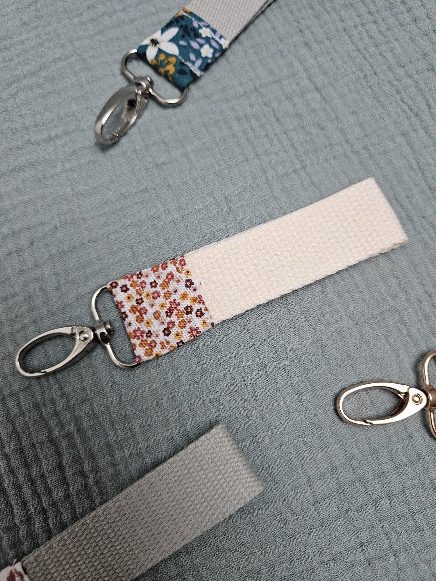 Porte clés à personnaliser, en tissu à motifs "fleurs orange" et sangle beige
