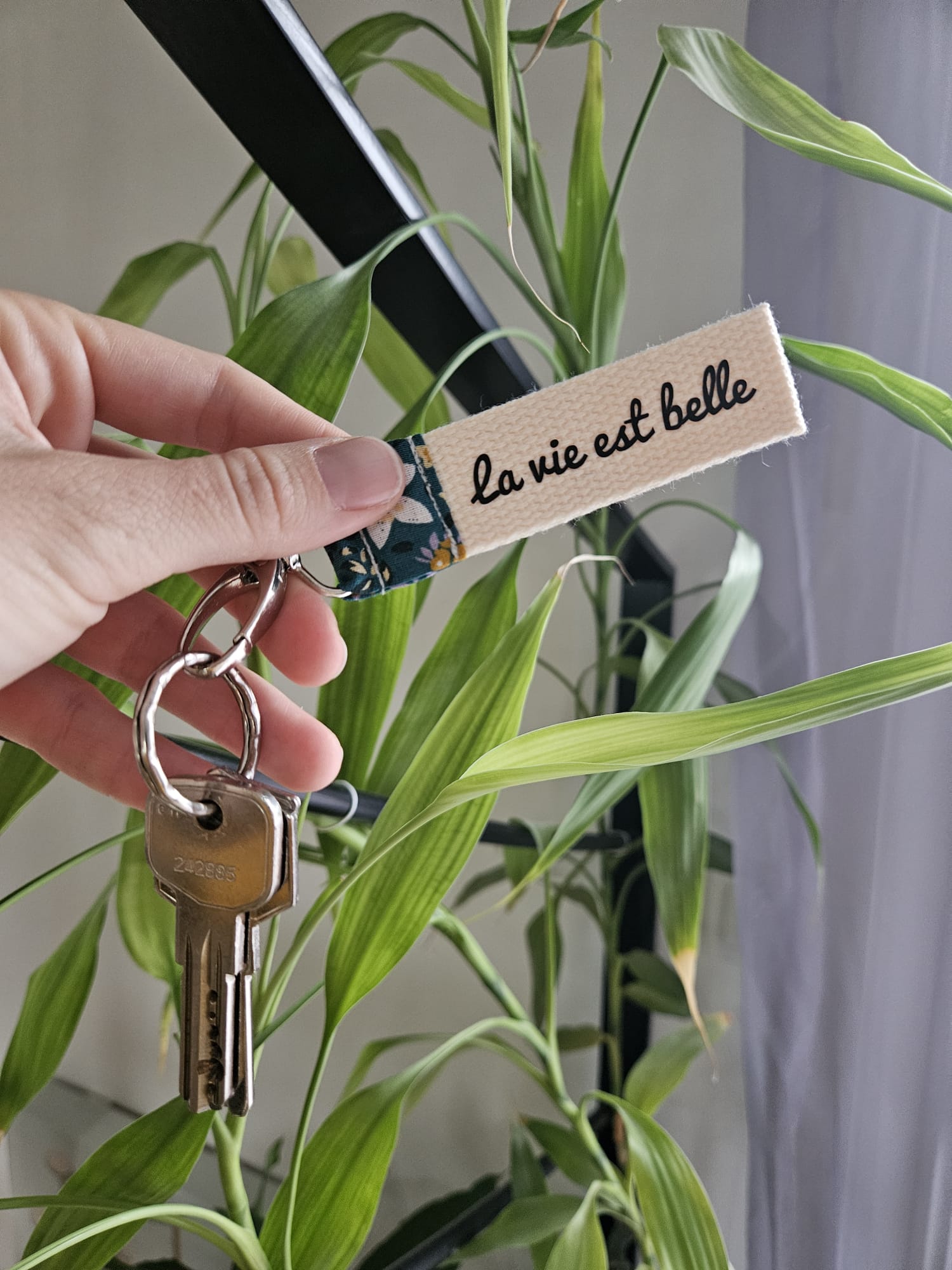 Porte clés personnalisé "La vie est belle", en tissu à motifs "fleuri émeraude" et sangle beige
