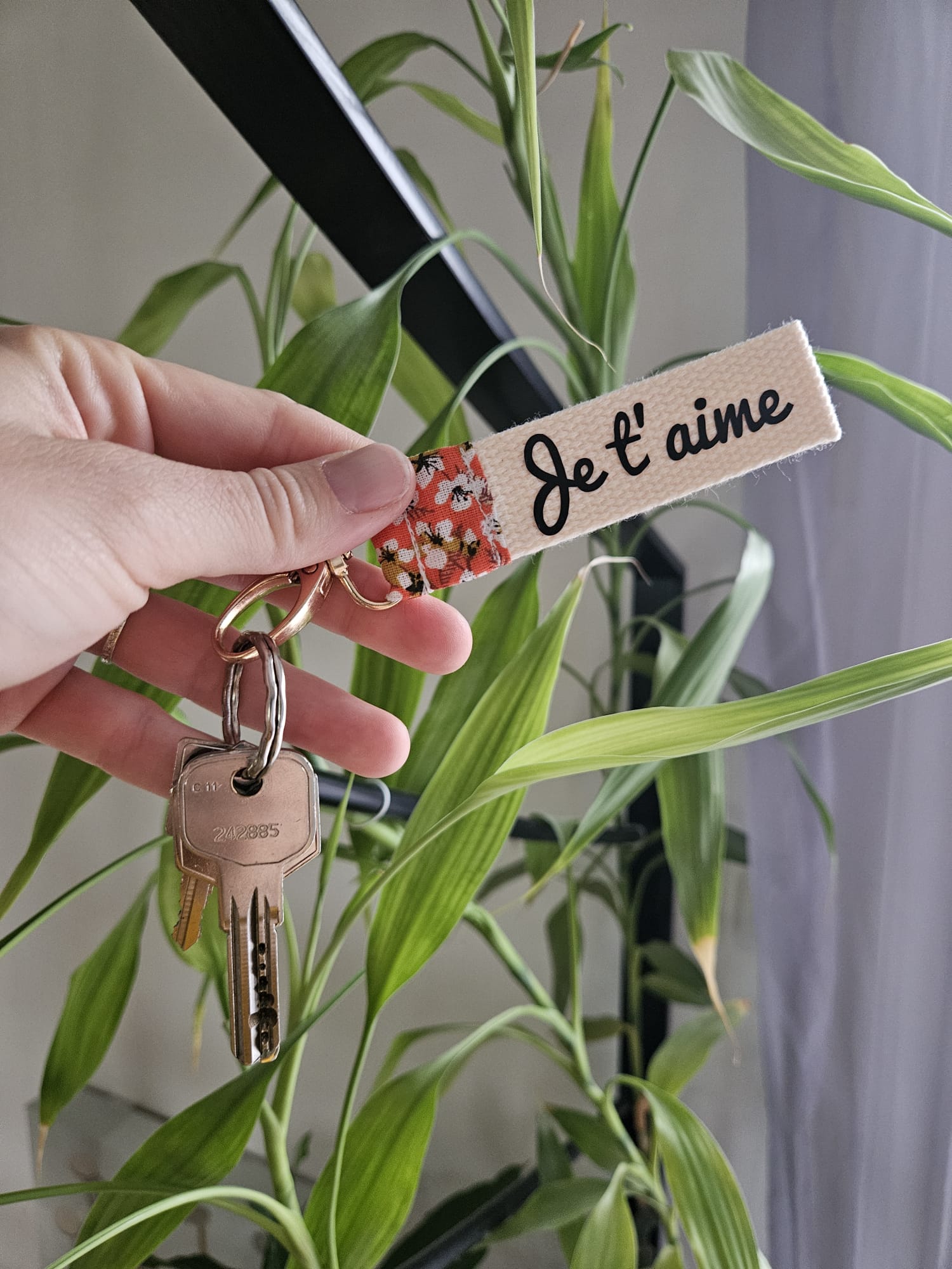 Porte clés personnalisé "Je t'aime", en tissu à motifs "miyu orange" et sangle beige