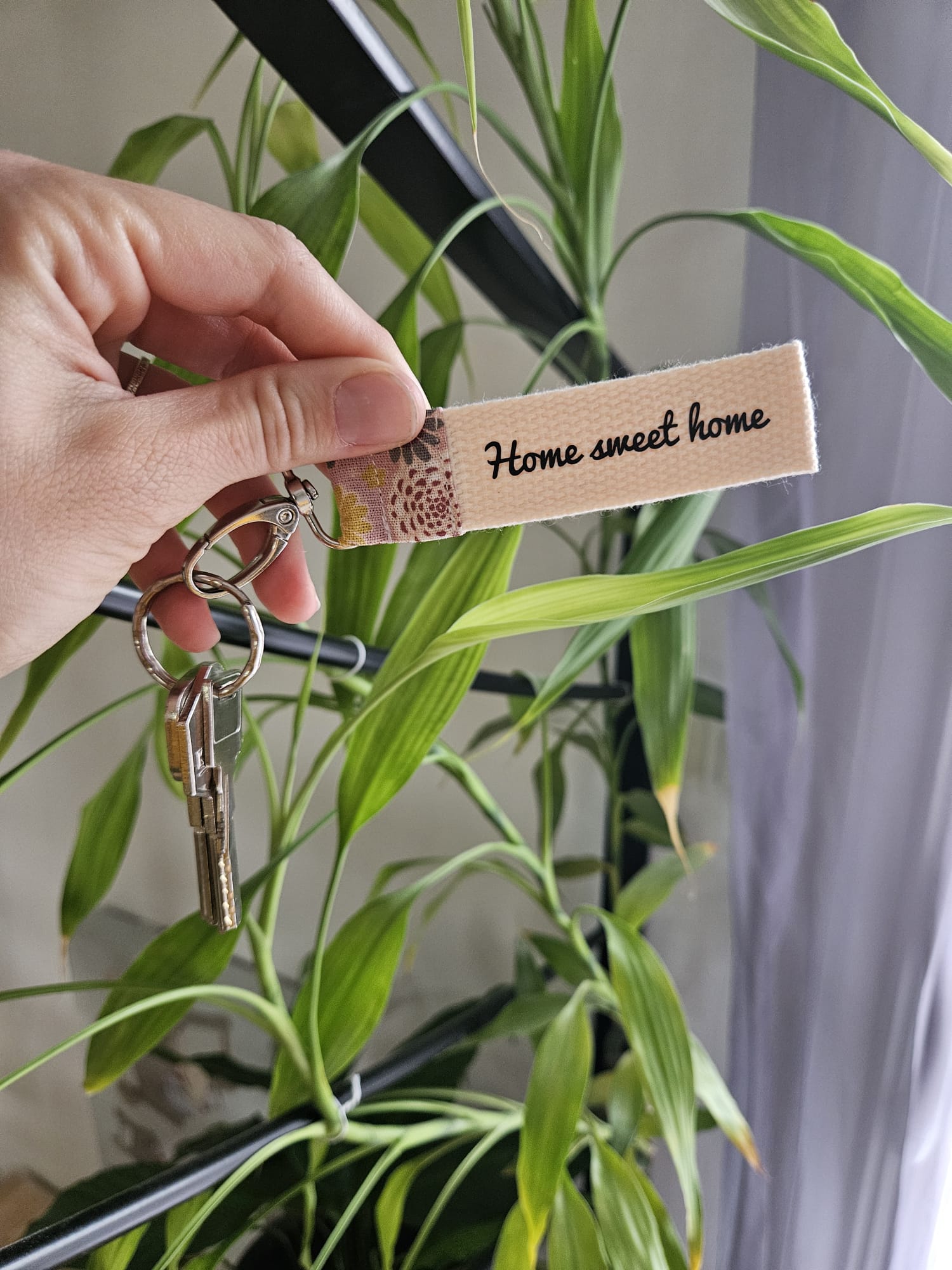 Porte clés personnalisé "Home sweet home", en tissu à motifs "misaki rose" et sangle beige