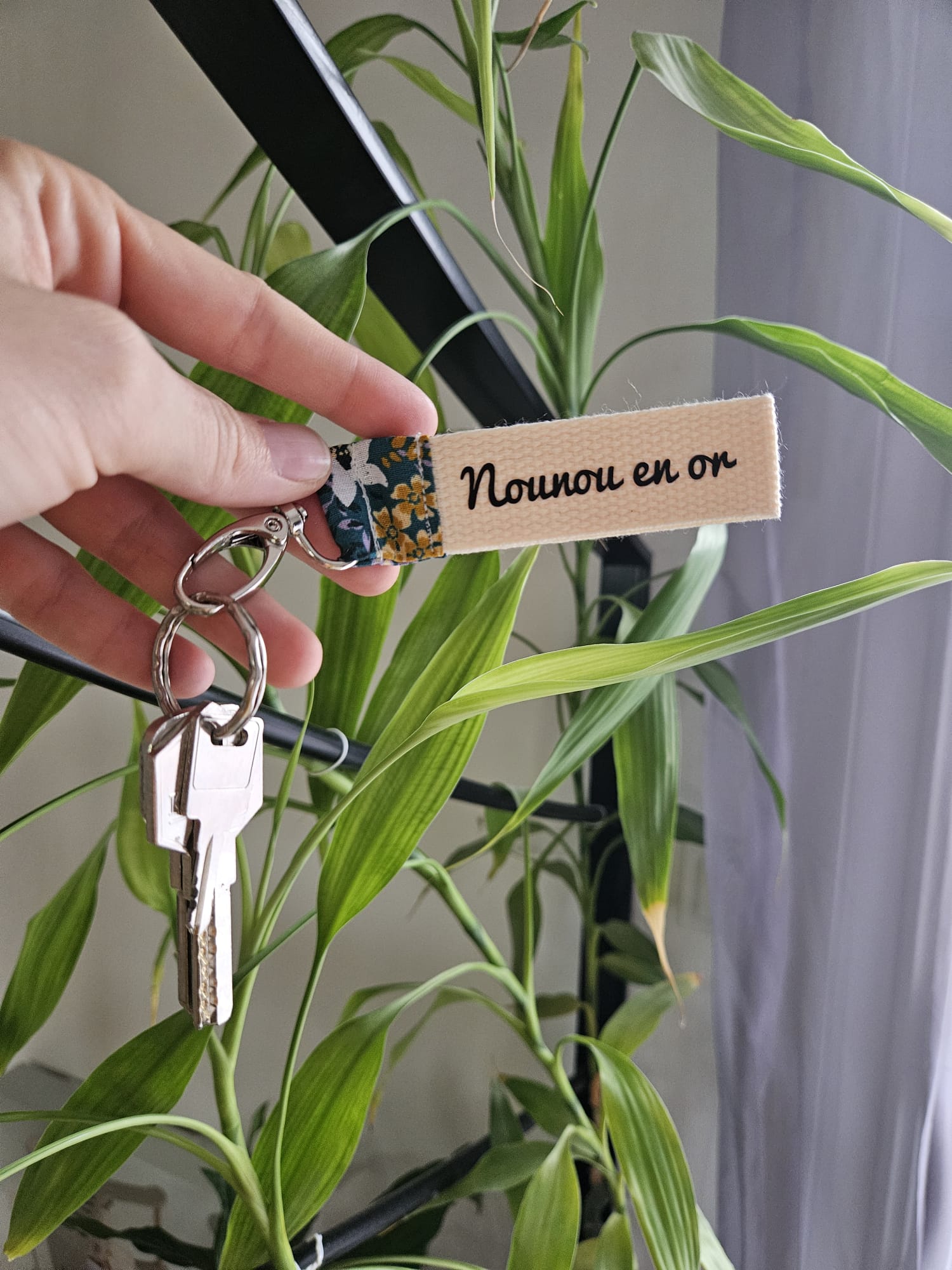 Porte clés personnalisé "Nounou en or", en tissu à motifs "fleuri émeraude" et sangle beige