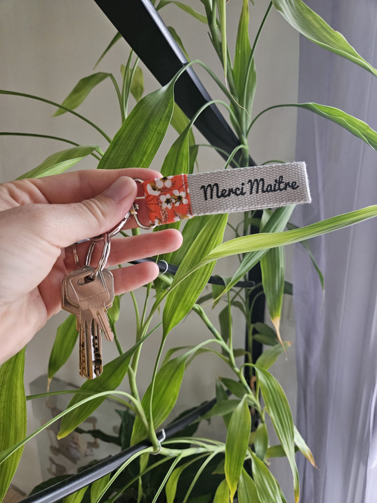 Porte clés personnalisé "Merci Maitre", en tissu à motifs "miyu orange" et sangle grise
