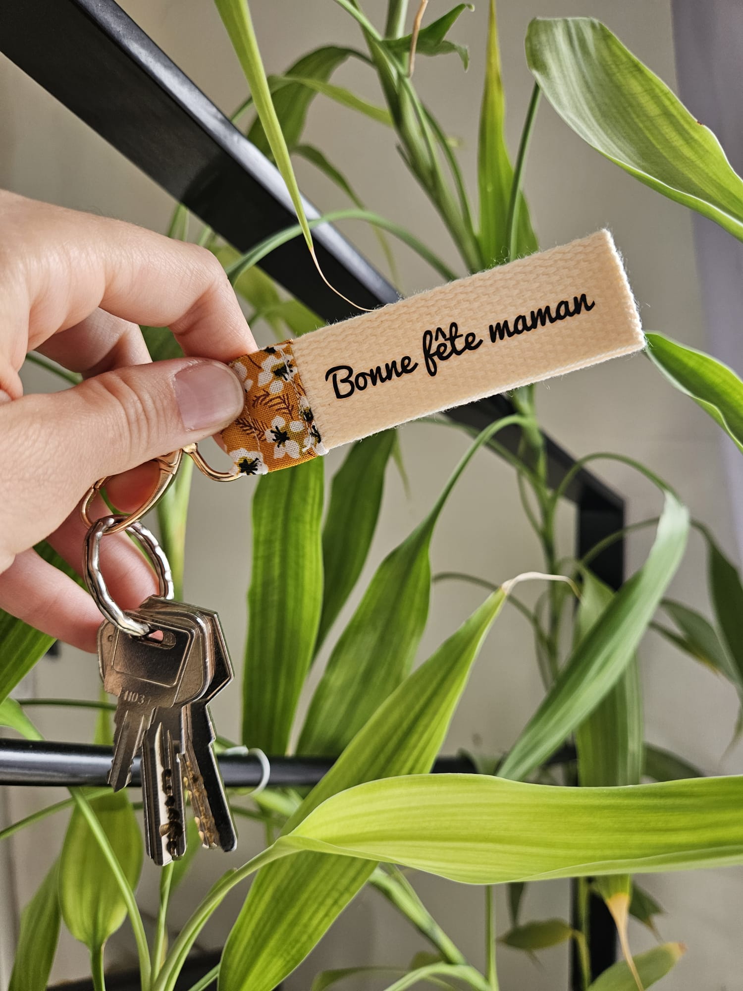 Porte clés personnalisé "Bonne fête maman", en tissu à motifs "miyu jaunes" et sangle beige