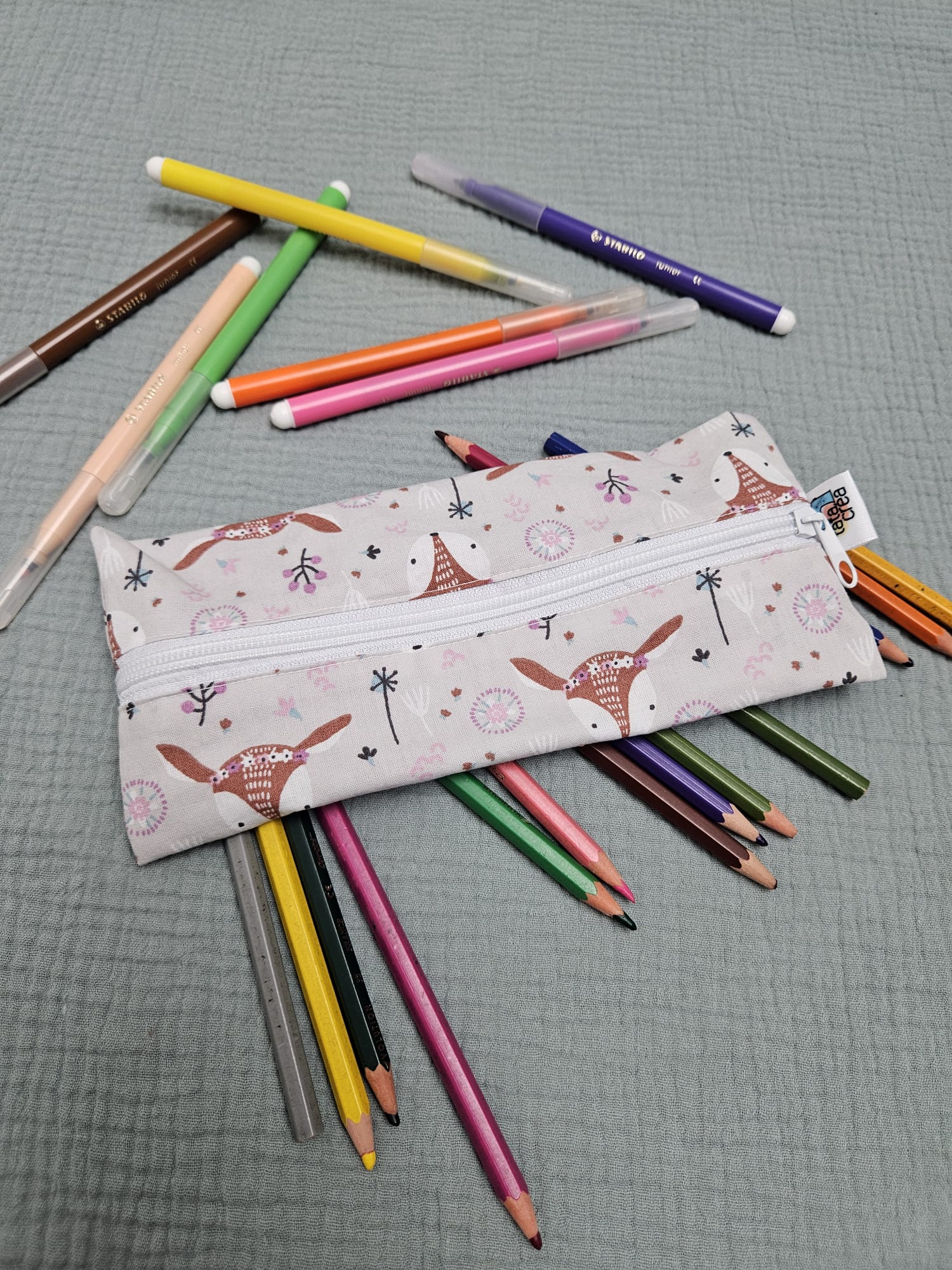 Trousse plate, tissu à motifs biche