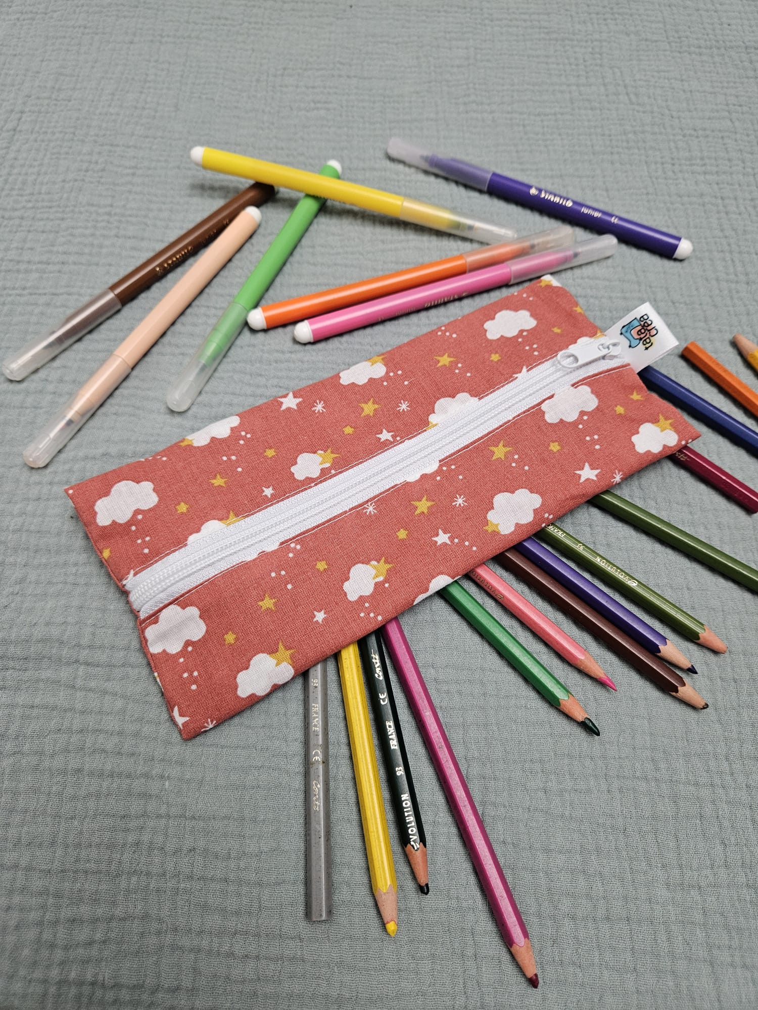 Trousse plate, tissu à motifs nuages blancs