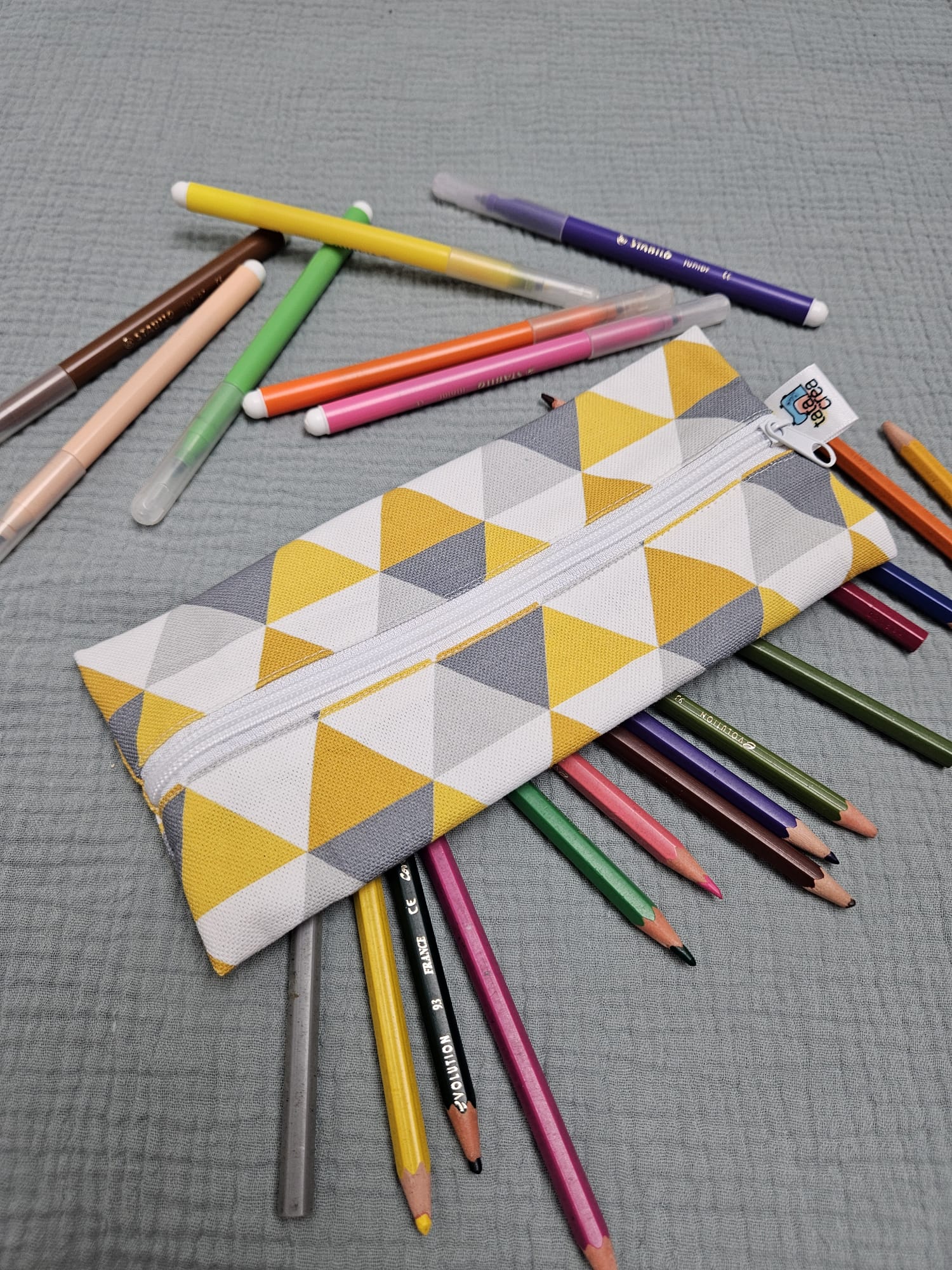 Trousse plate, tissu à motifs triangles jaunes/gris
