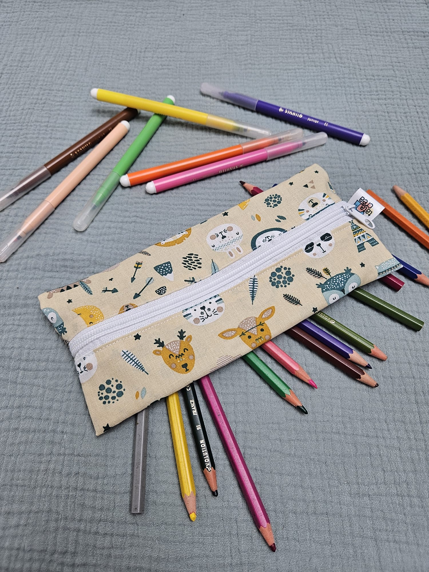 Trousse plate, tissu à motifs animaux indiens