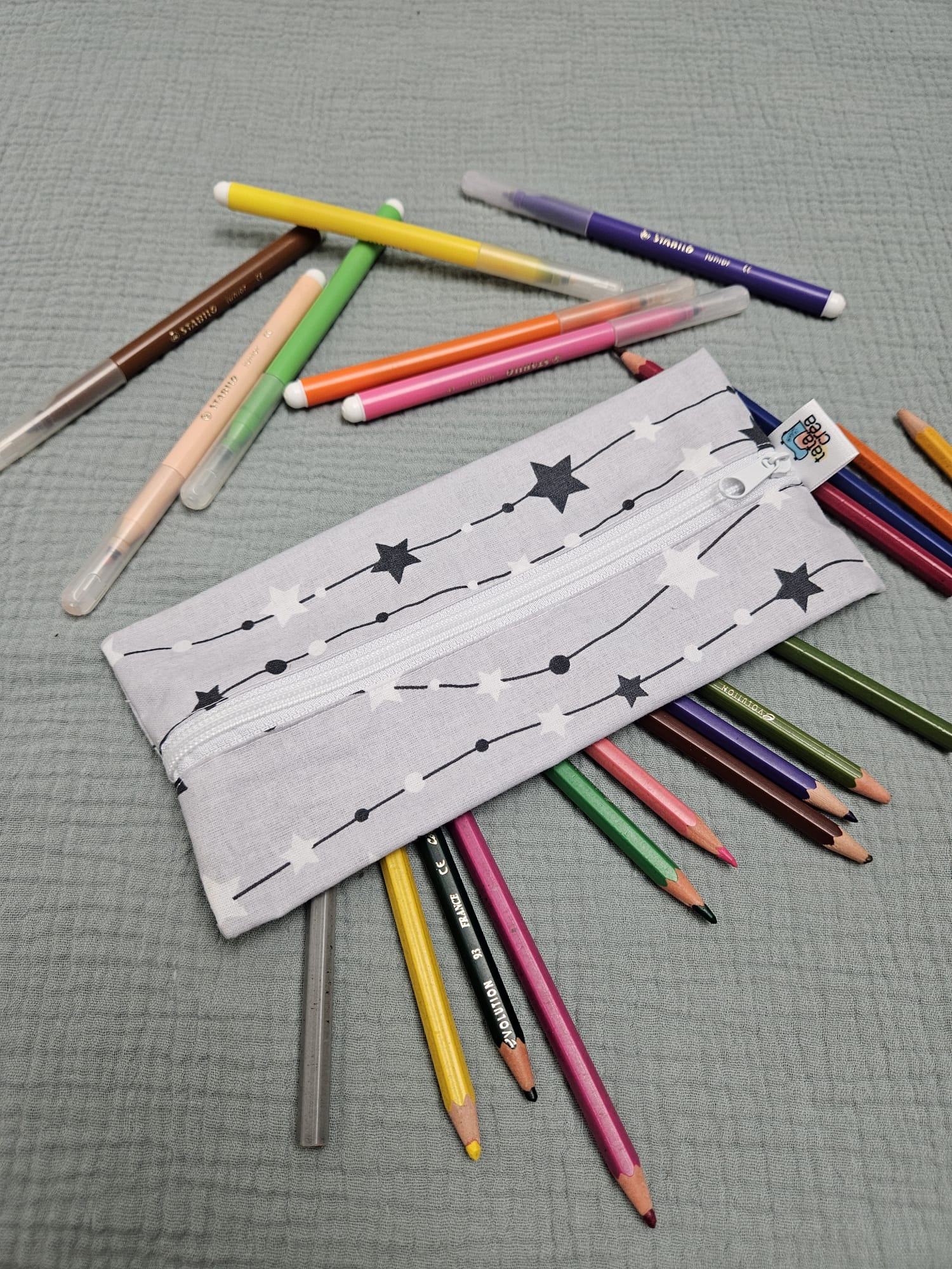 Trousse plate, tissu à motifs étoiles grises