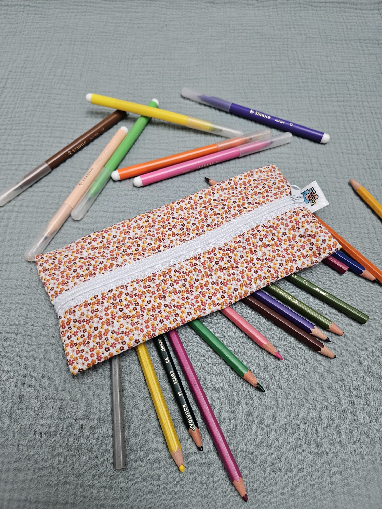 Trousse plate, tissu à motifs fleurs oranges