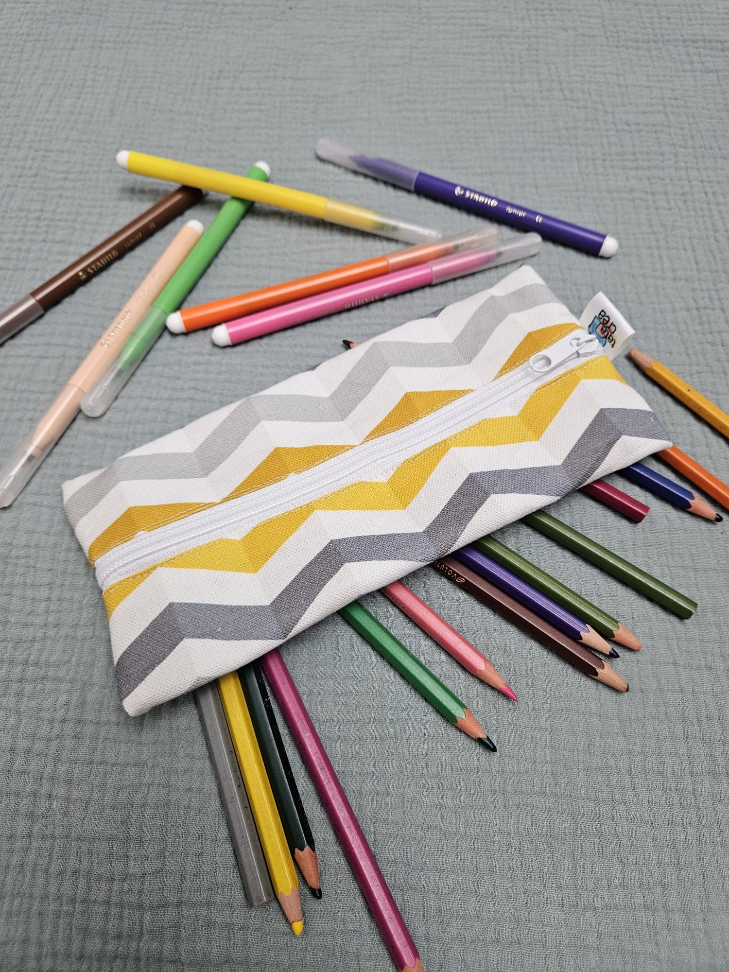 Trousse plate, tissu à motifs zig zag jaune/gris