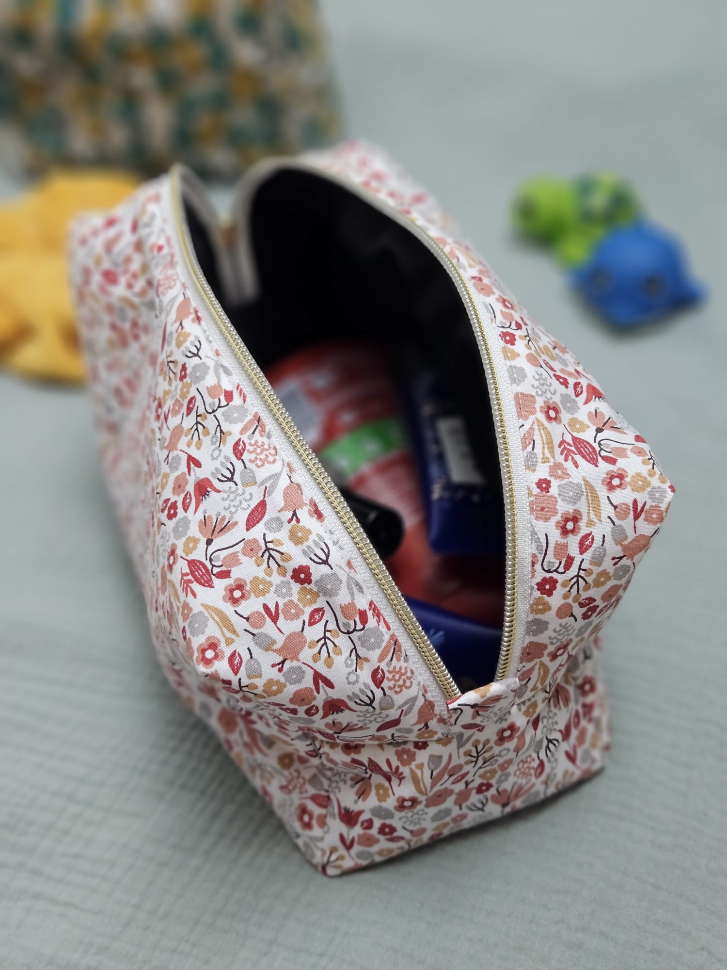 Vue intérieure de la trousse de toilette grand modèle, tissu à motifs "Fleurette Alice" et fermeture éclair blanche/or.